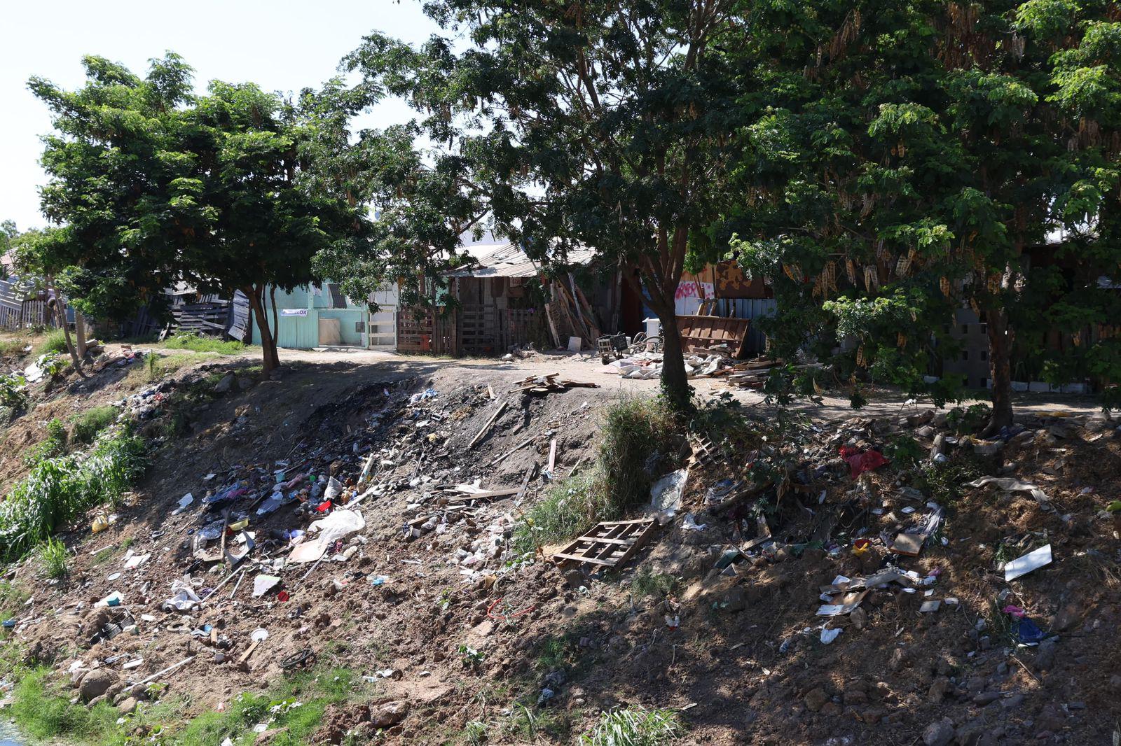 $!Basura y agua estancada afectan al Arroyo Jabalines y canales de Mazatlán