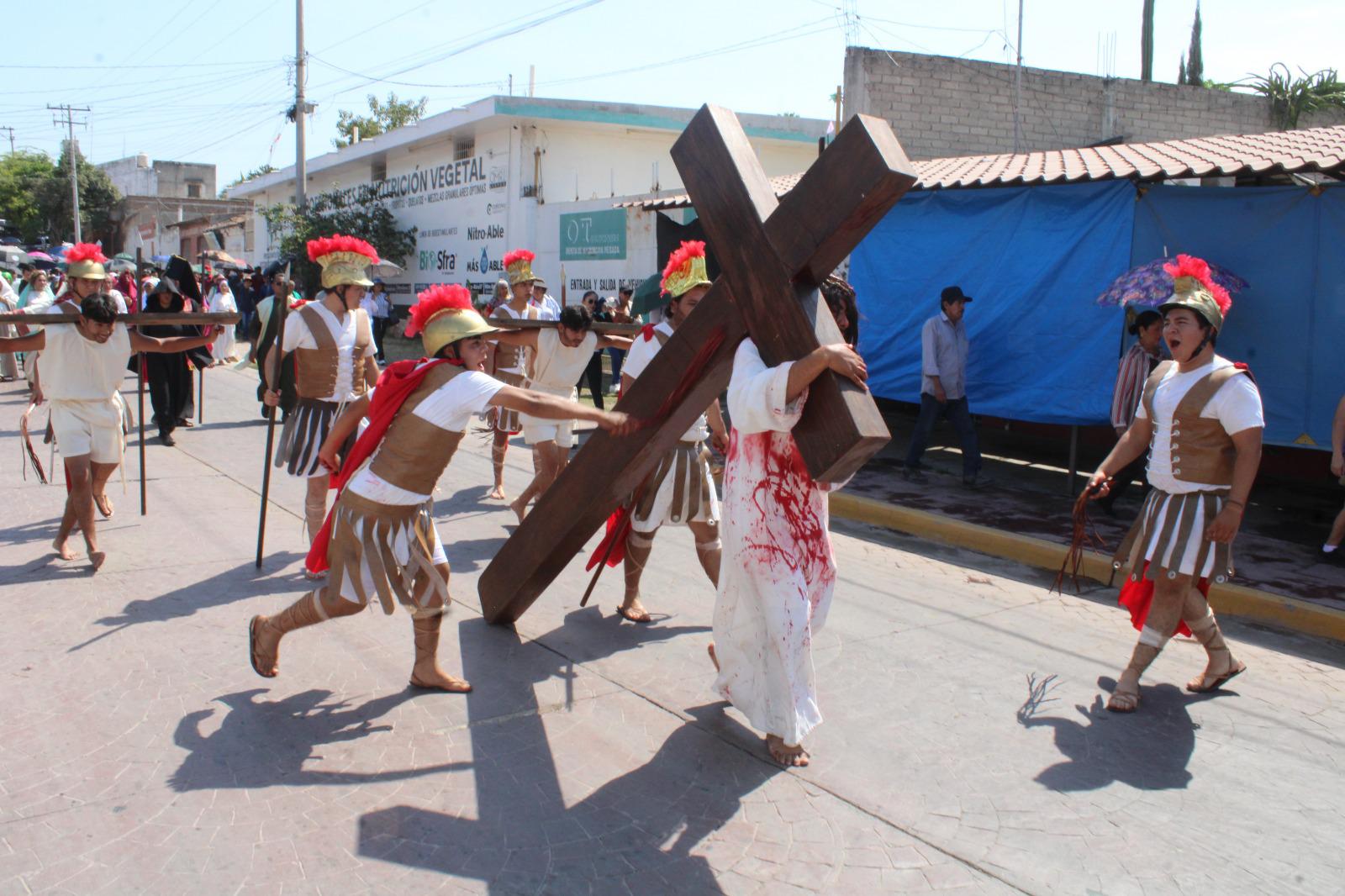 $!Reviven la pasión de Cristo en el ya tradicional Viacrucis viviente, en El Rosario