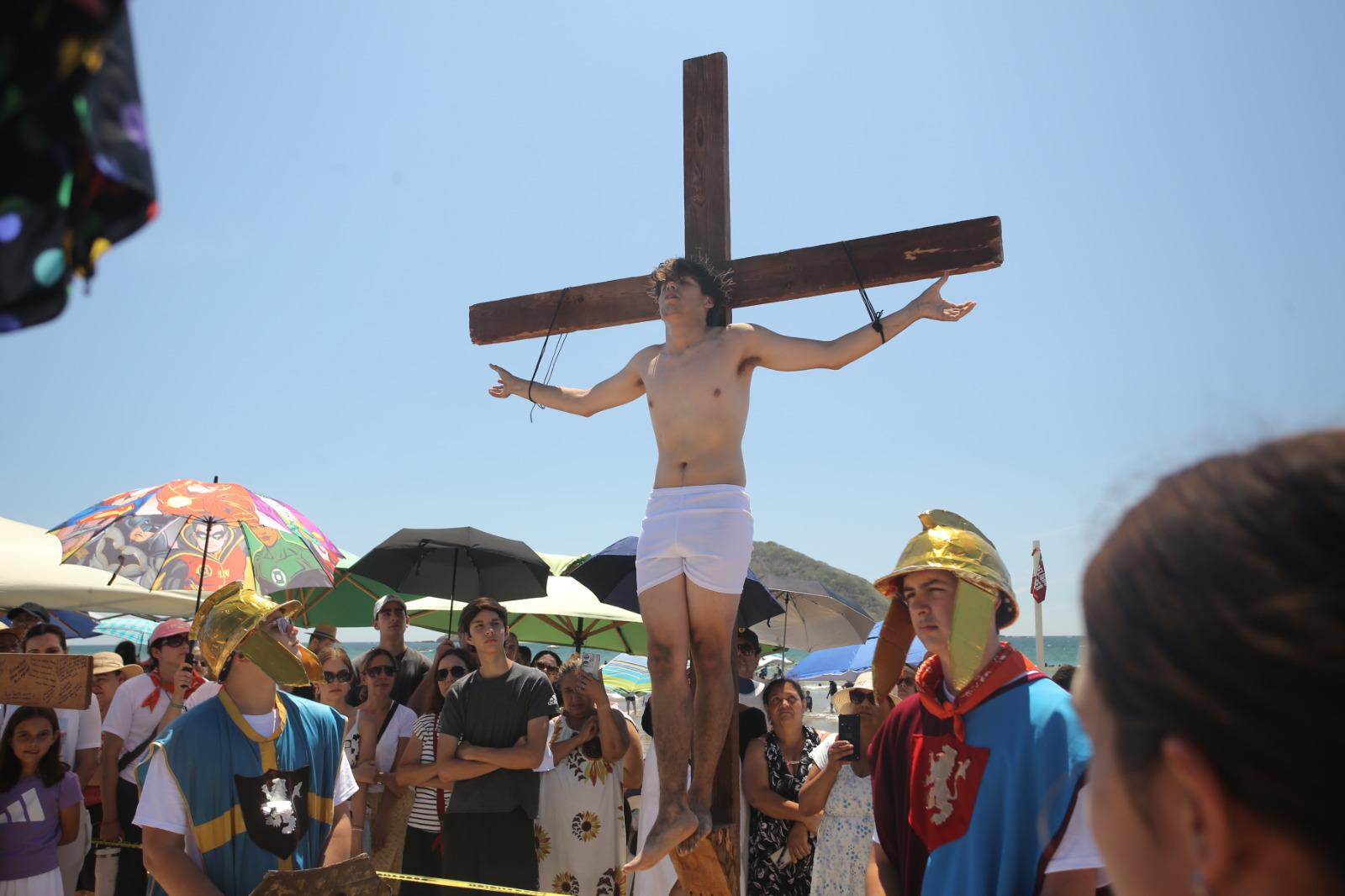 $!Viven con pasión fieles de San Judas el tradicional Viacrucis por la playa