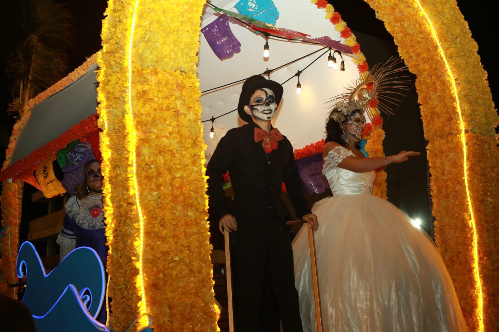 $!Disfrutan miles de personas del desfile del Día de Muertos en Mazatlán
