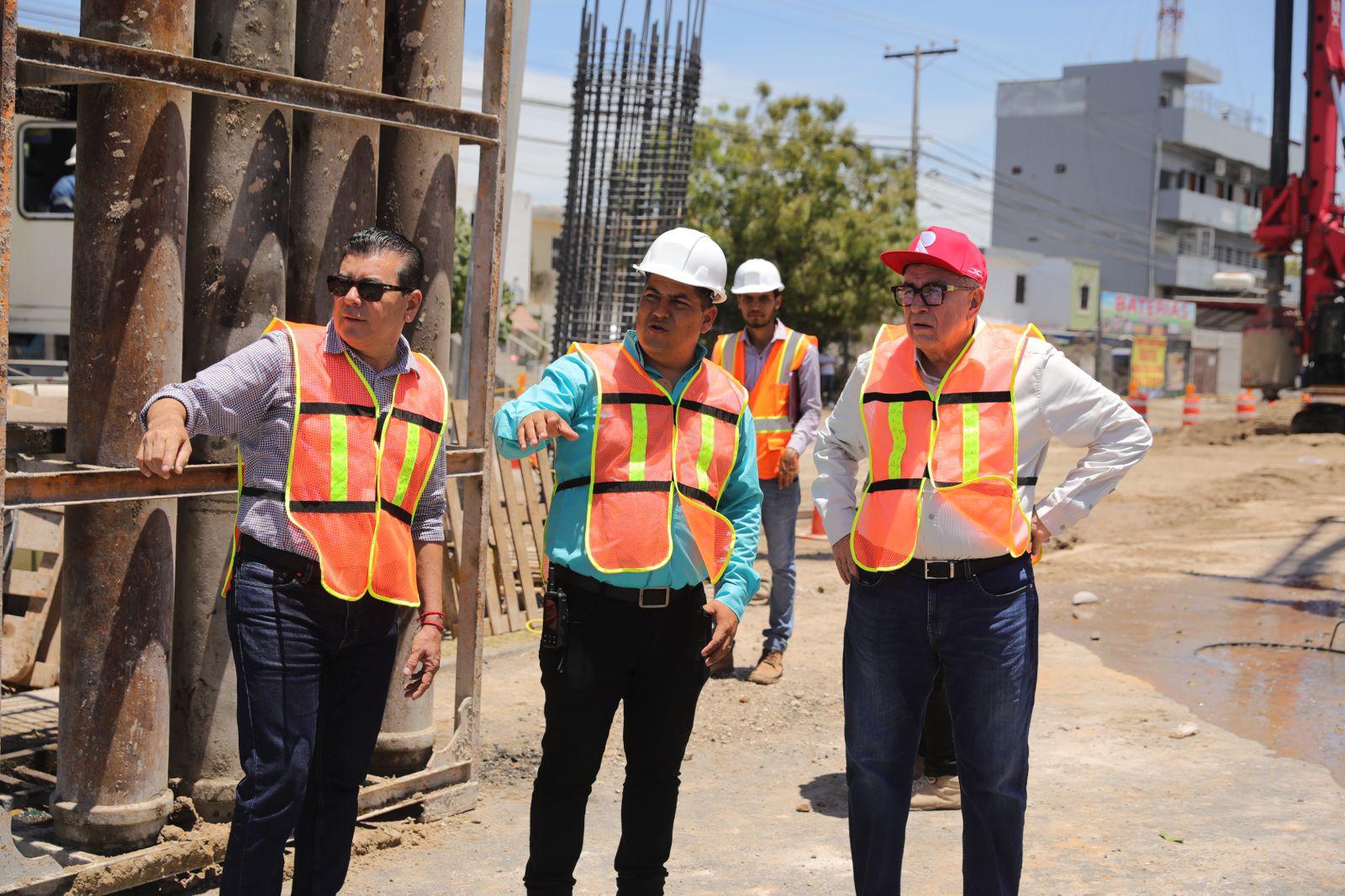 $!Supervisan Gobernador y Alcalde las obras de puente Colosio y la Avenida Insurgentes