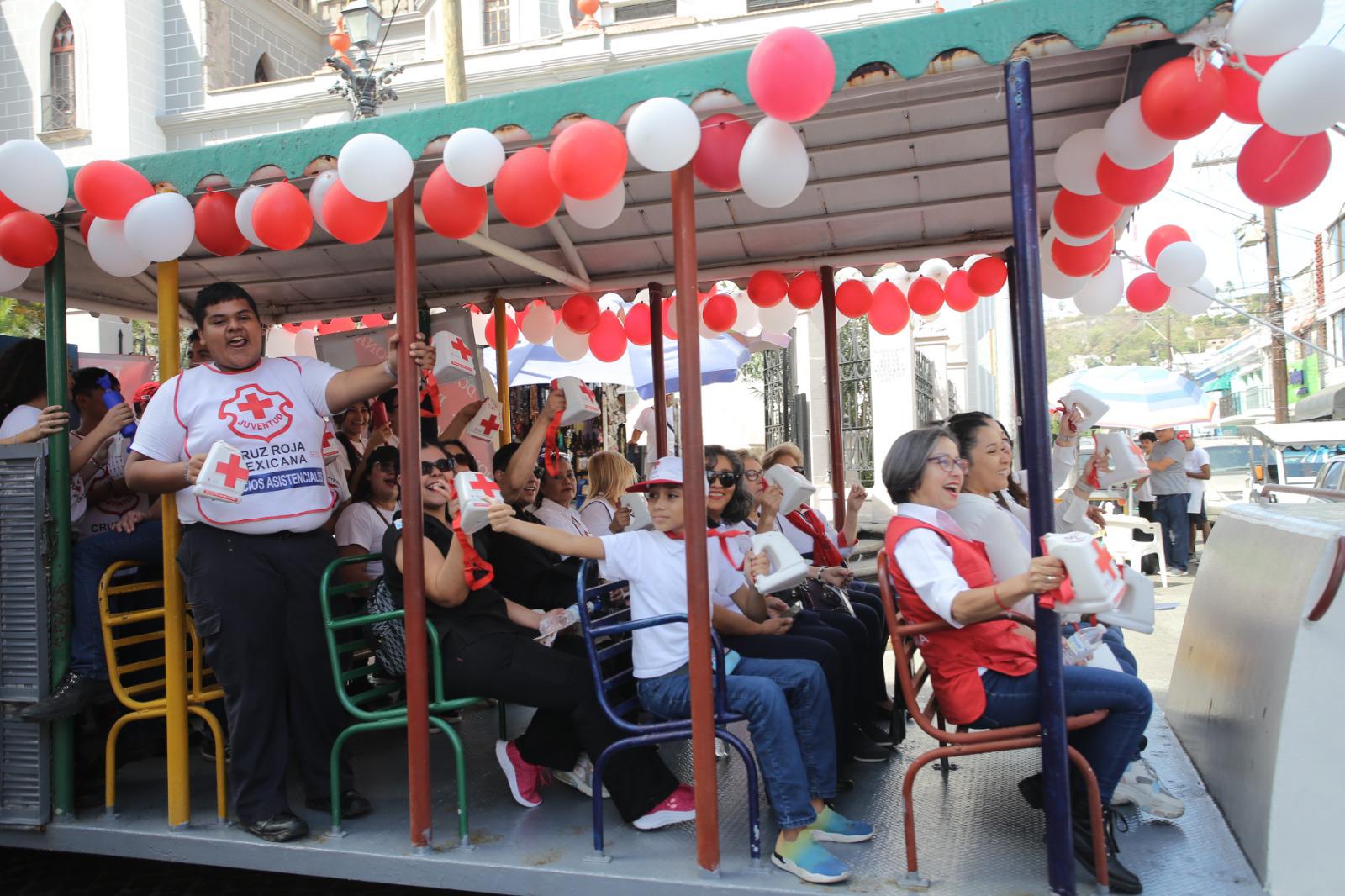 $!Cruz Roja Mazatlán desfila en búsqueda del apoyo ciudadano; se requieren más de 4 millones de pesos