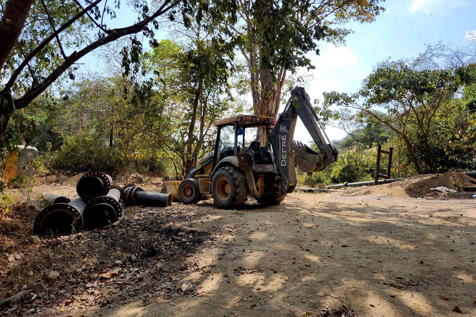 $!Retro excavadora realiza trabajos en la zona de los ferroductos a un kilómetro del poblado Peña Colorada.