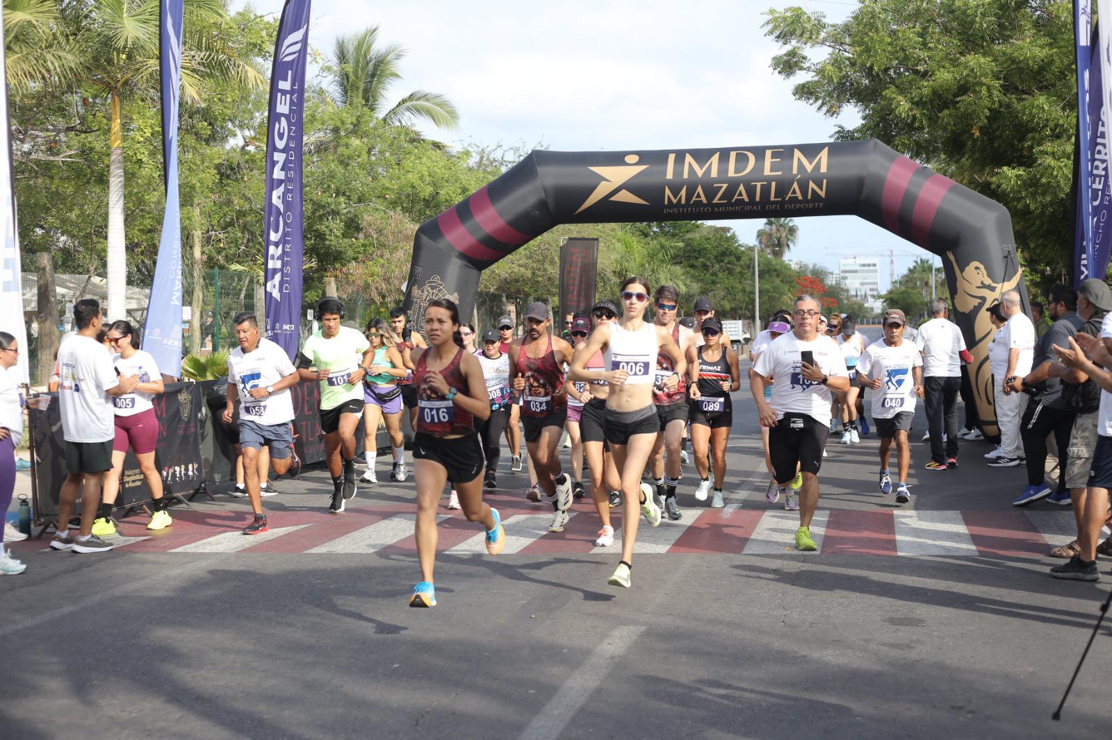 $!Celebran medios de comunicación con pedestre Día de la Libertad de Expresión, en Mazatlán