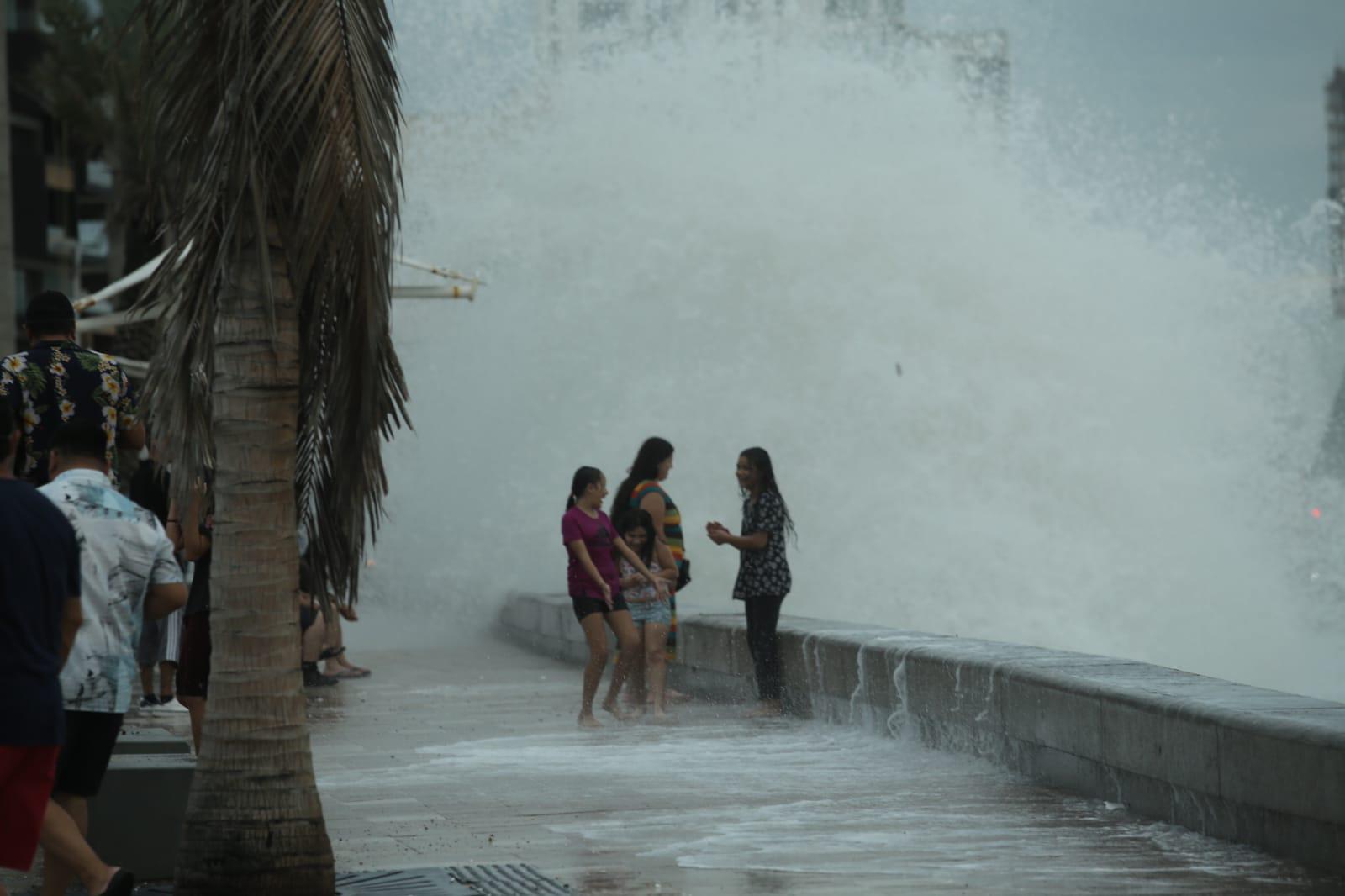 $!Por oleaje elevado cierran todas las playas de Mazatlán a bañistas
