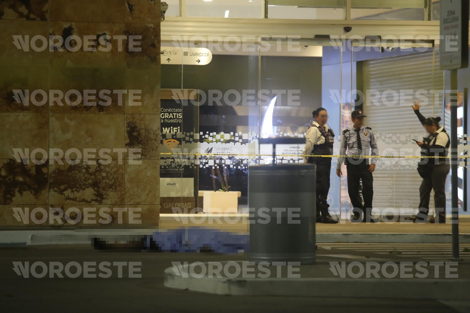 $!Asesinan a un hombre en el estacionamiento de una plaza comercial en Mazatlán