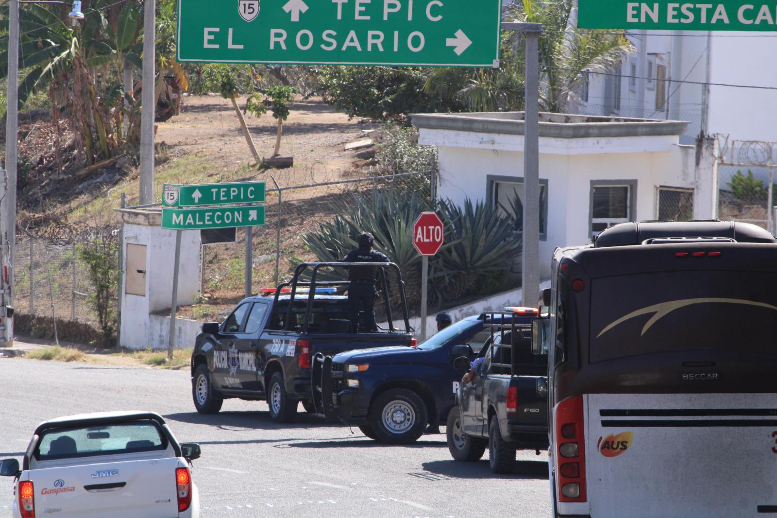 $!Bloquean con vehículos y ponchallantas el puente sobre el río Baluarte en la carretera México 15, al sur de Rosario