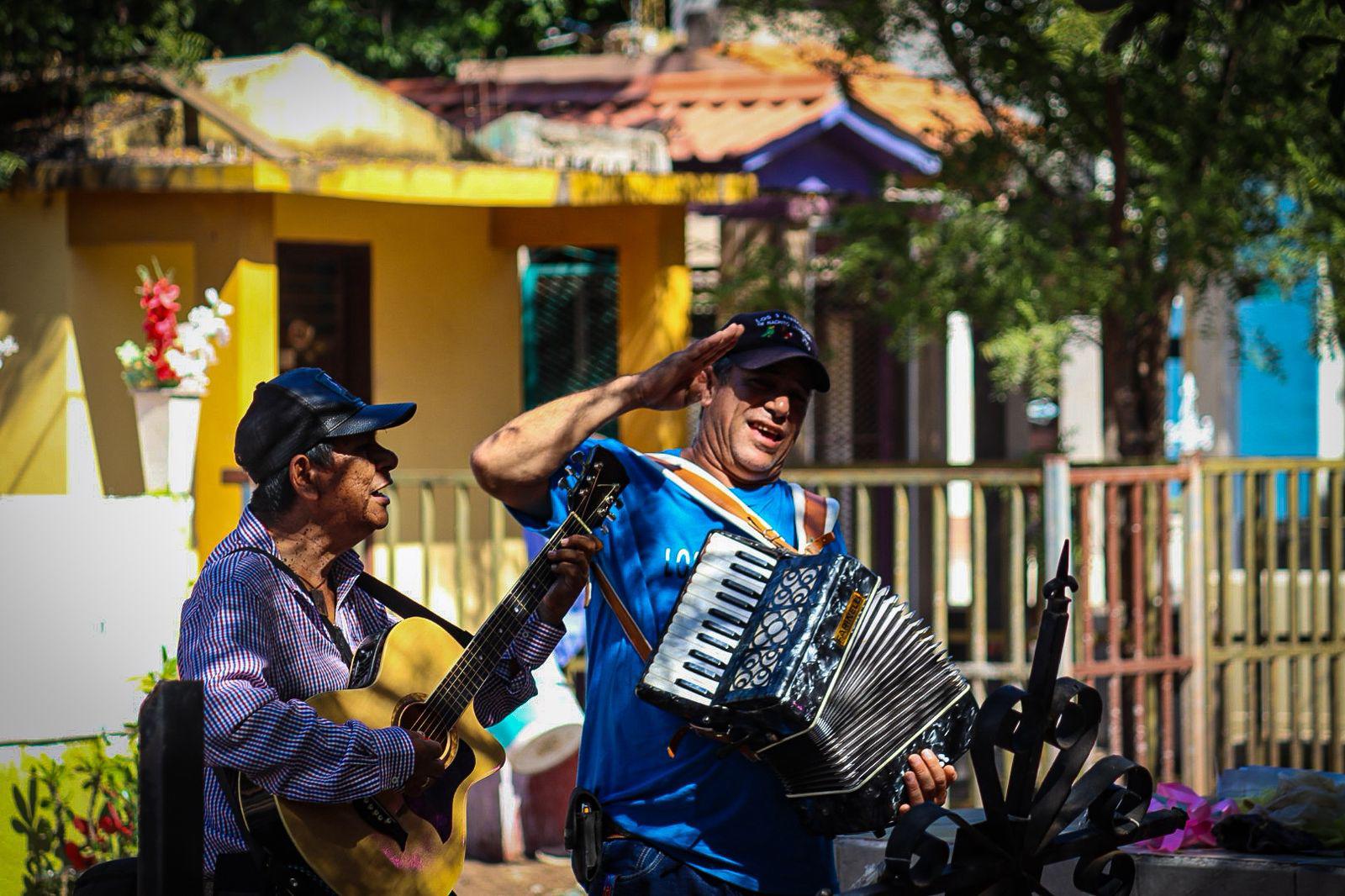 $!Culiacán inicia la celebración del Día de Muertos con flores y ofrendas en los panteones