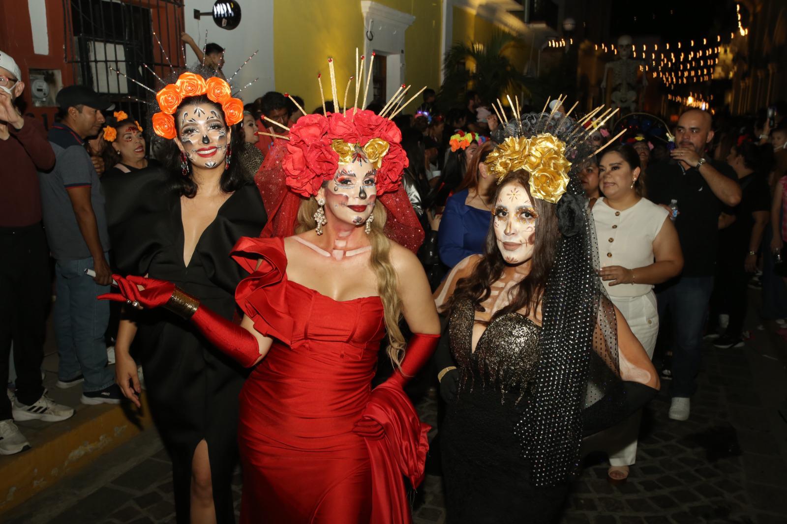 $!Catrinas, calaveras y almas de ultratumba encienden el ambiente festivo de la callejoneada en Mazatlán