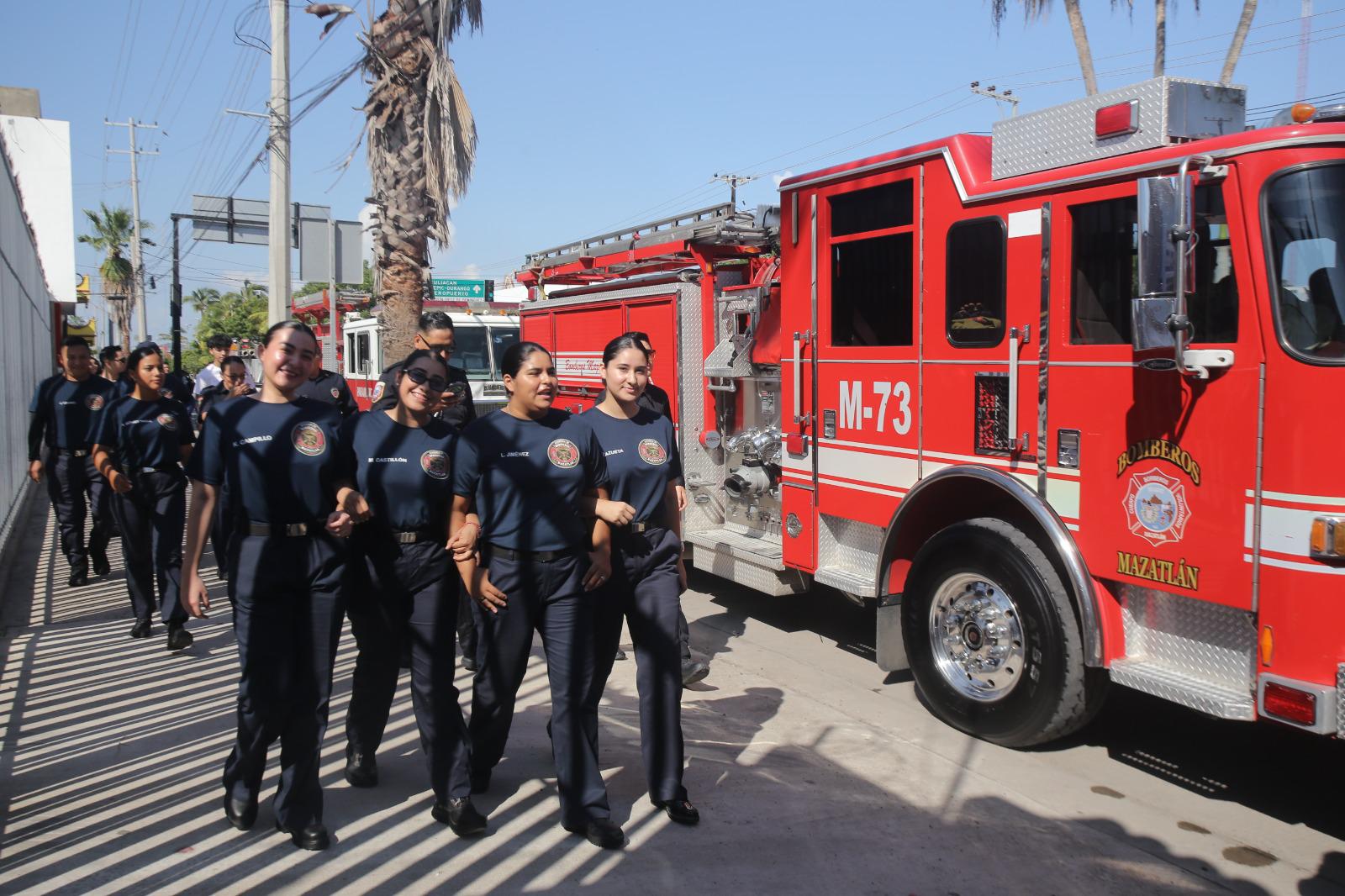 $!Recorren bomberos de Mazatlán las calles del puerto en celebración por su día
