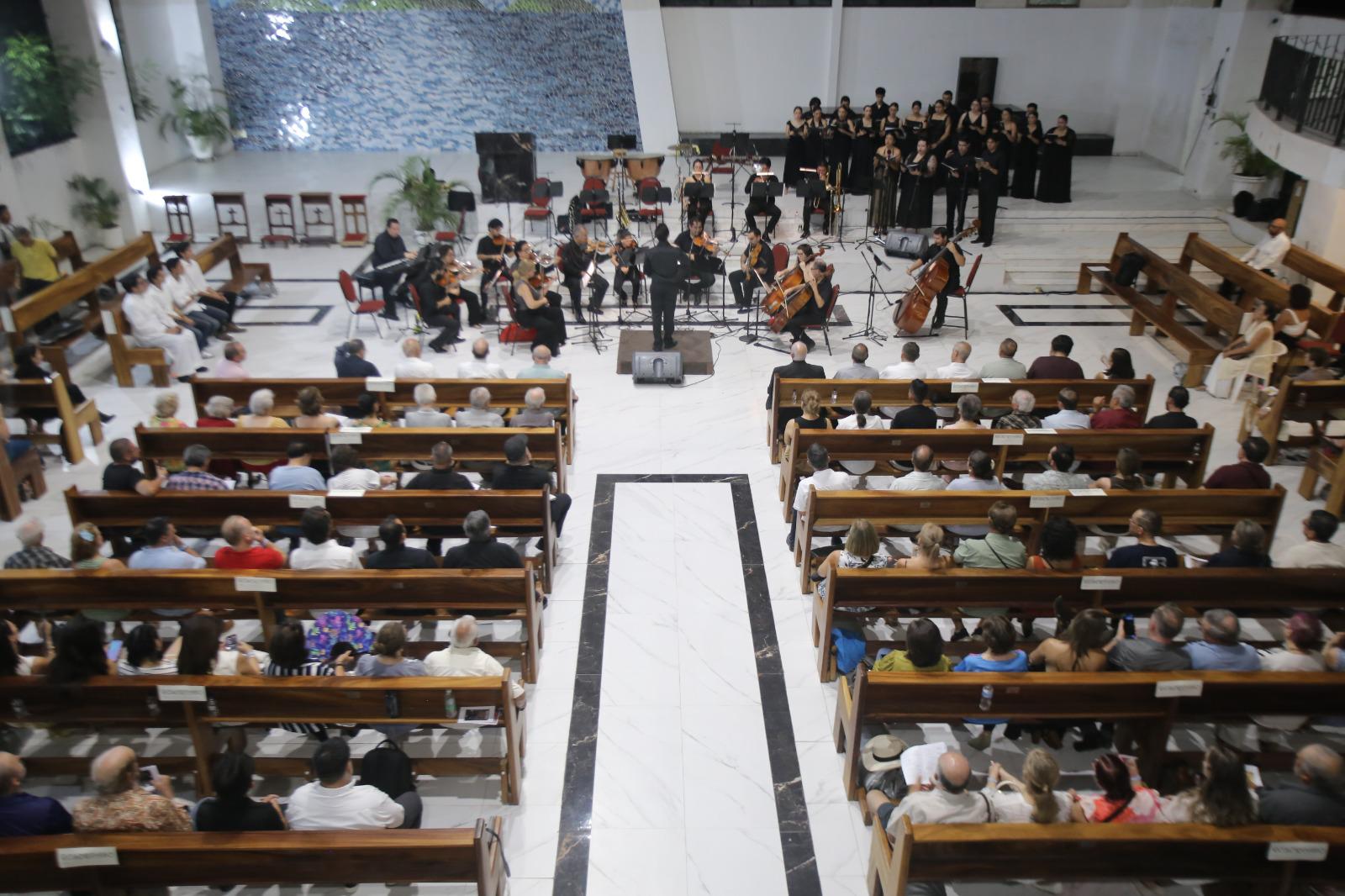 $!La Camerata Mazatlán llevó la música académica y sacra a la Capilla del Señor de la Misericordia, donde compartió escenario con el Ensamble Vocal del CMA y solistas invitados.