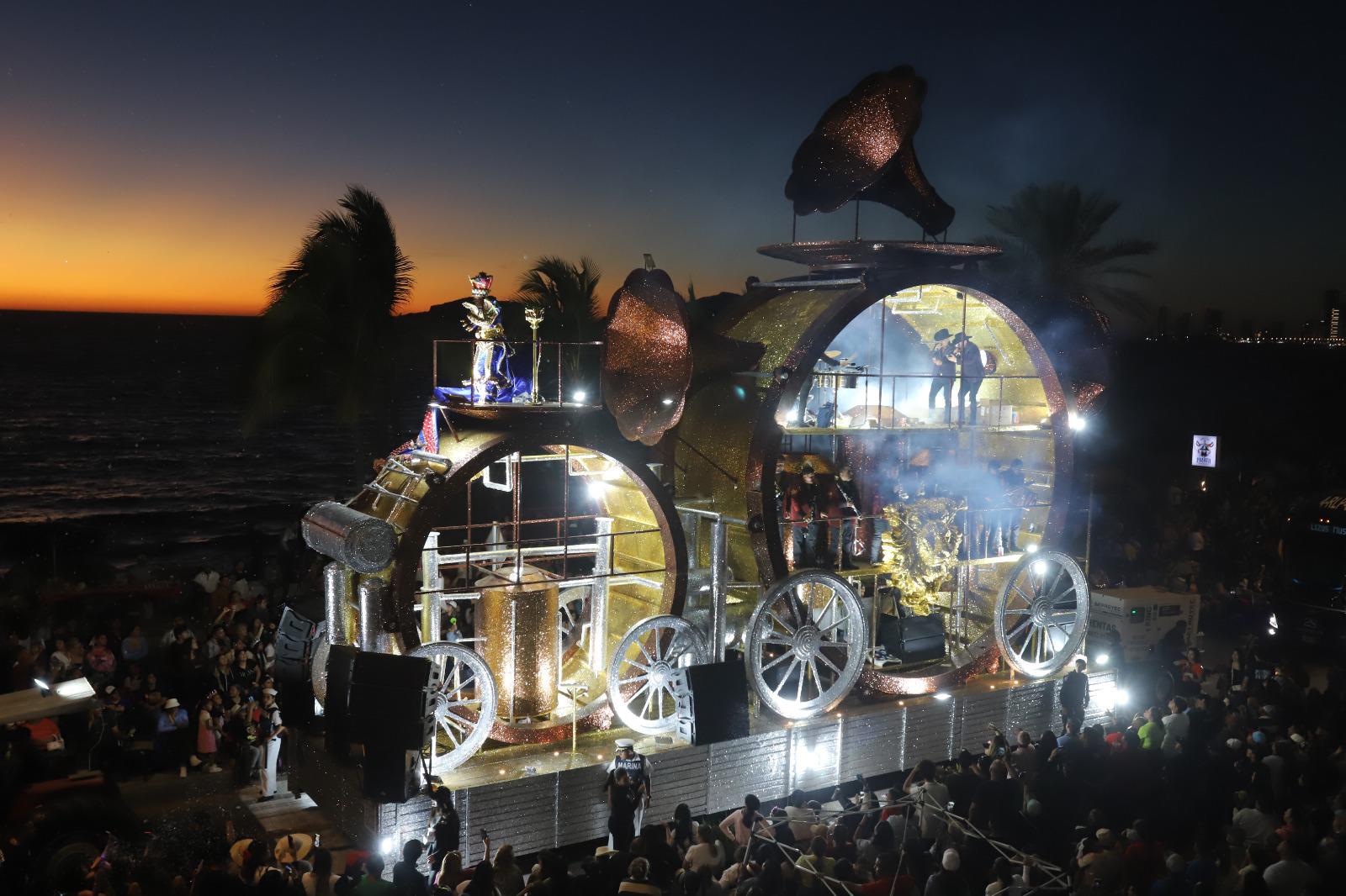 $!Asisten más de 480 mil personas al segundo y último desfile del Carnaval Internacional de Mazatlán 2026