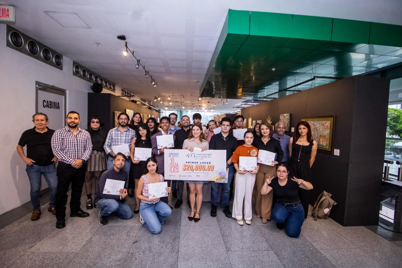 $!Sara González Cisneros recibe el reconocimiento por su obra que captura la esencia de Culiacán.