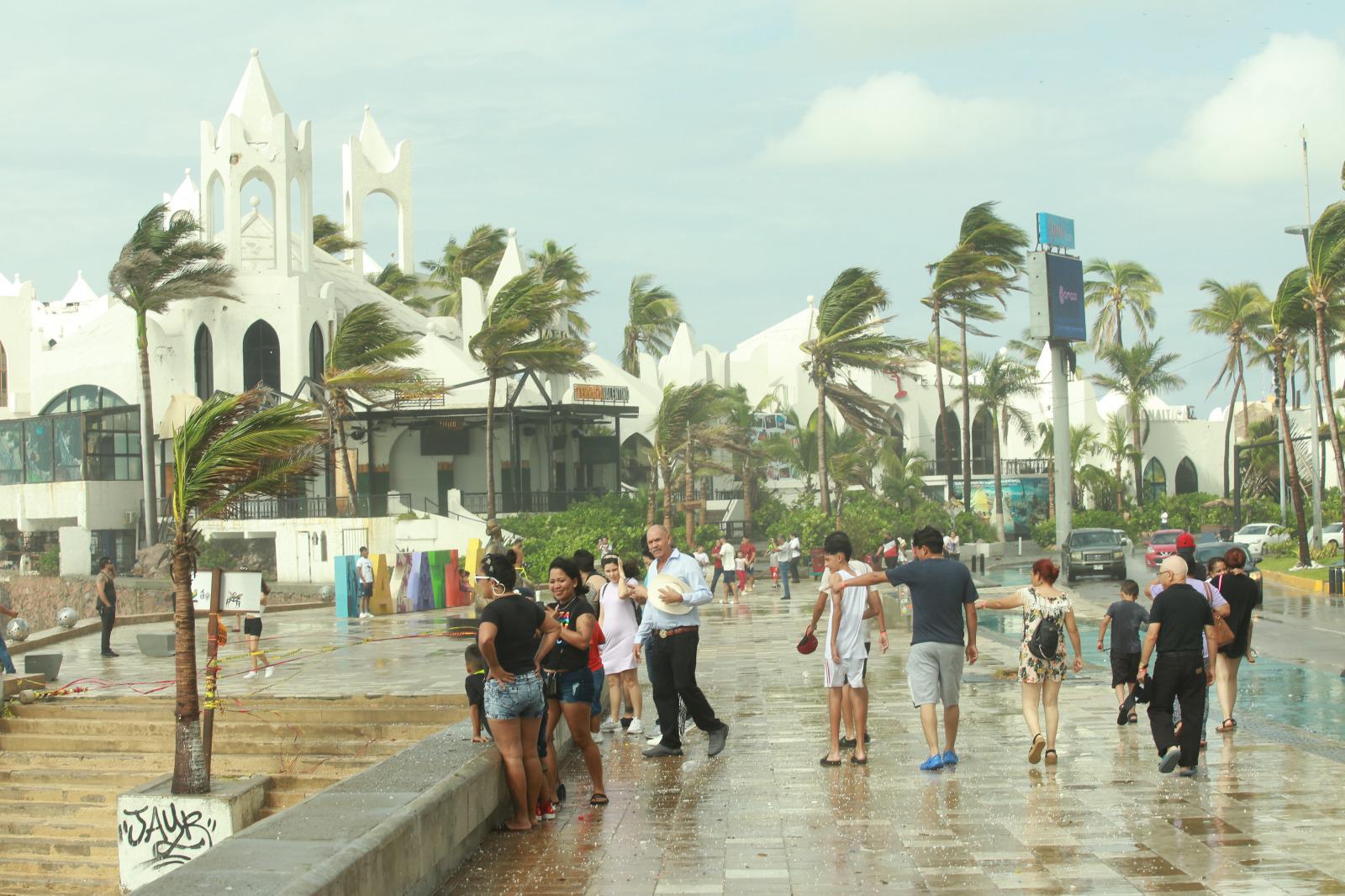 $!Reportan oleaje de 4 a 5 metros en las playas de Mazatlán