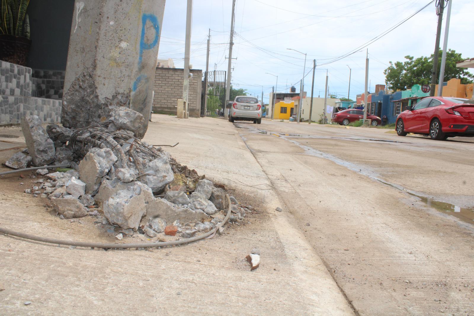 $!Poste suspendido representa peligro latente, denuncian vecinos en Rosario