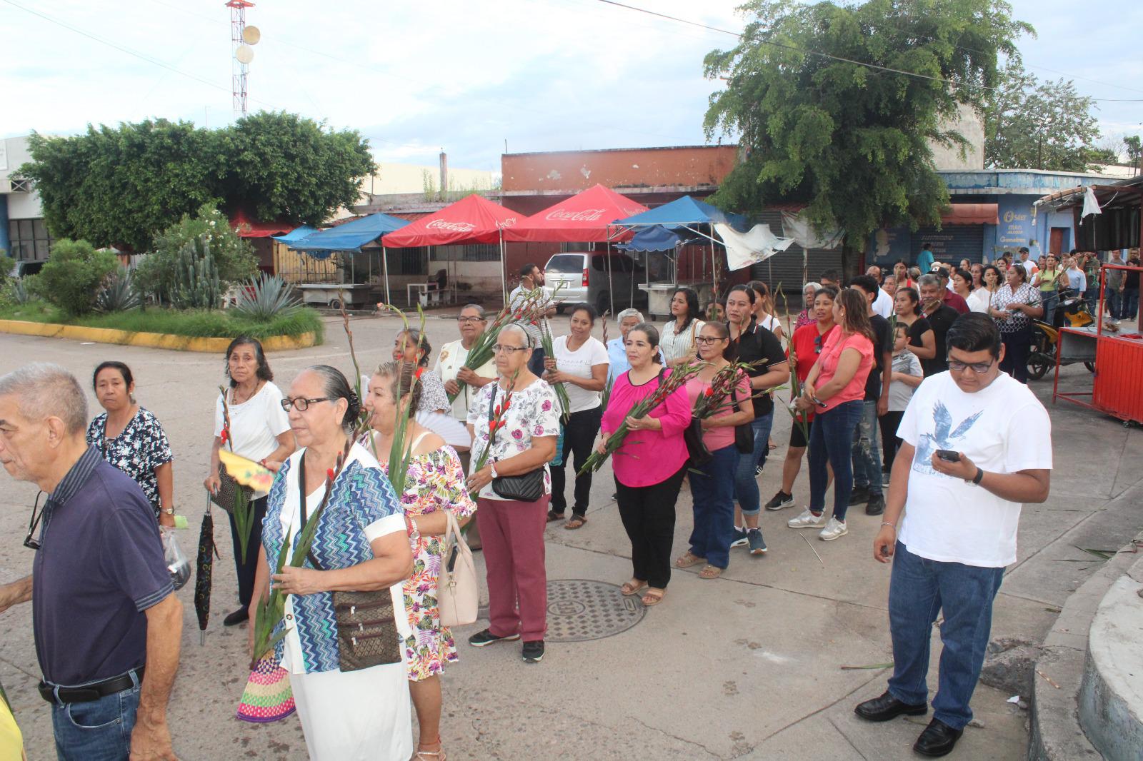 $!Comerciantes peregrinan para pedir a la Virgen del Rosario que vuelva la paz y con ella la prosperidad a sus negocios