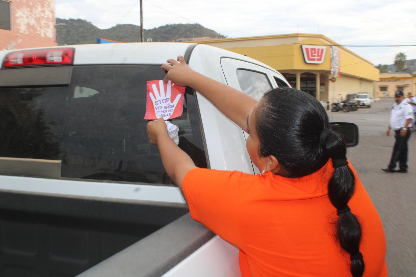 $!Instituciones de Rosario pegan calcas por la no violencia contra mujeres, niñas y adolescentes