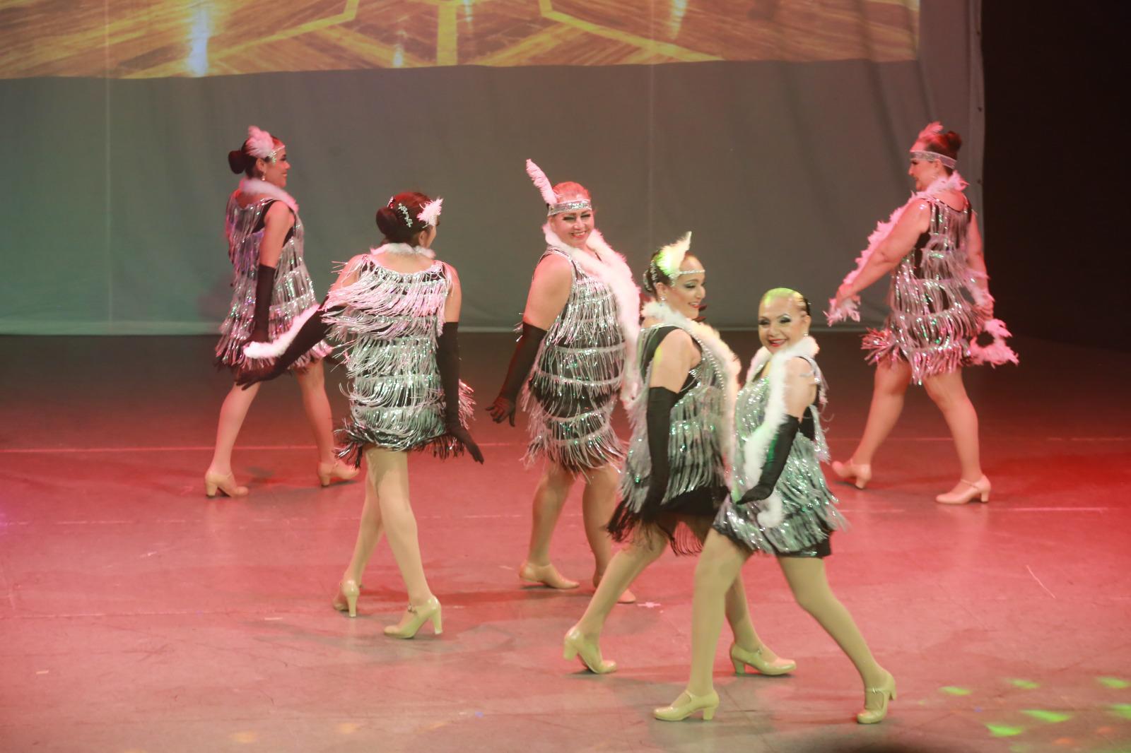 $!El público disfrutó de un recorrido musical que incluyó tango, rumba, bachata, jazz y pop.