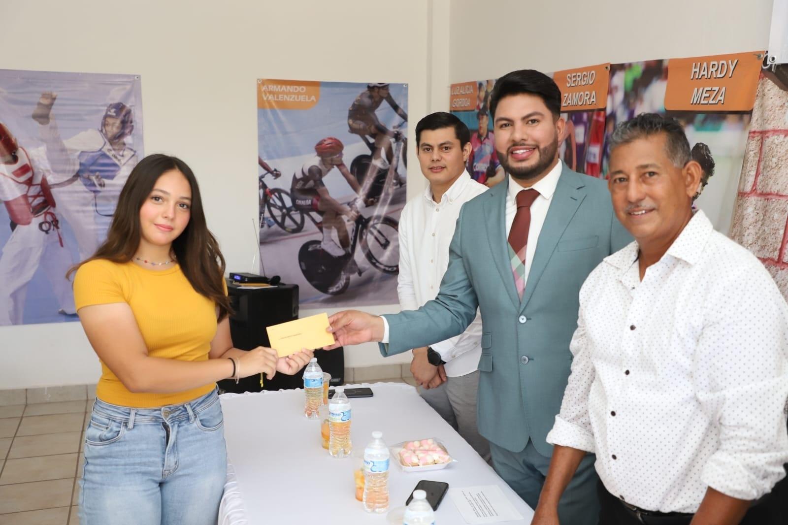 $!Entregan becas a deportistas destacados del municipio de Elota