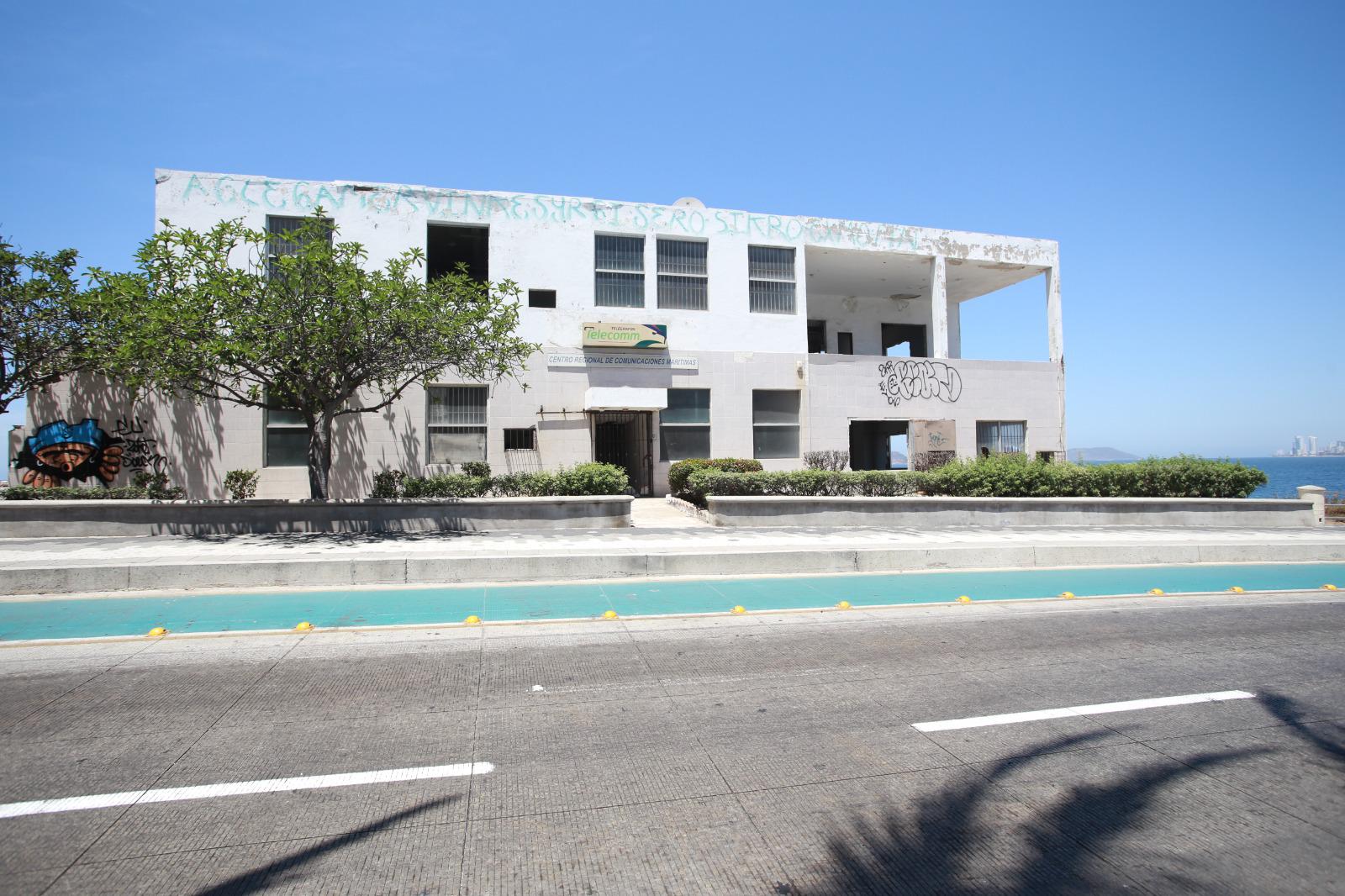 $!Deterioro acaba con edificio de Telégrafos en el Paseo Claussen de Mazatlán