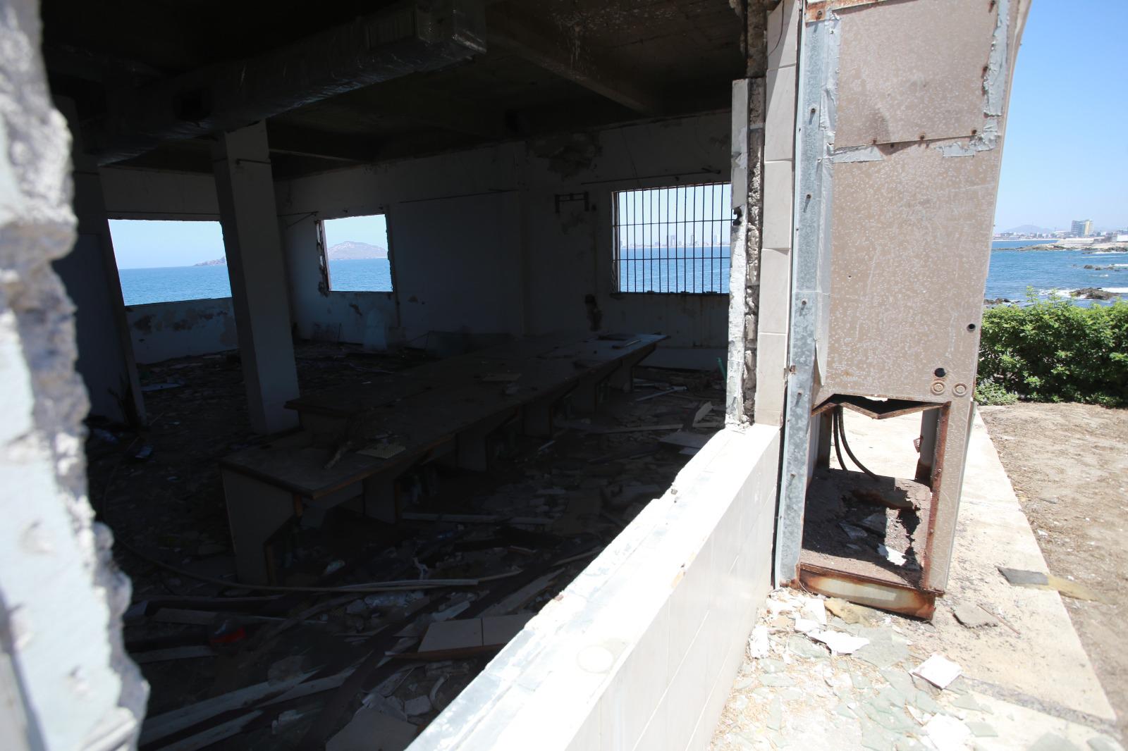 $!Deterioro acaba con edificio de Telégrafos en el Paseo Claussen de Mazatlán