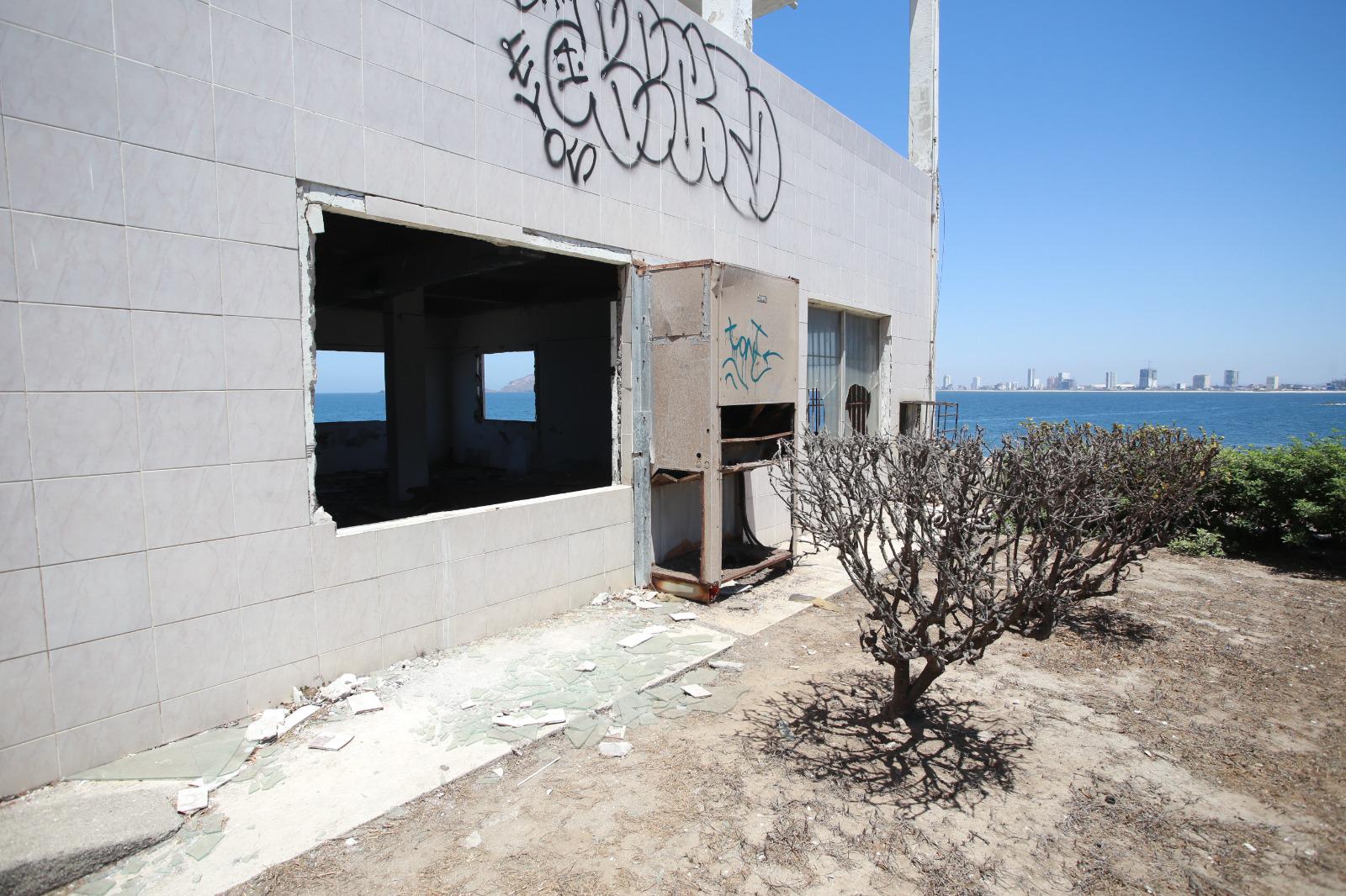 $!Deterioro acaba con edificio de Telégrafos en el Paseo Claussen de Mazatlán