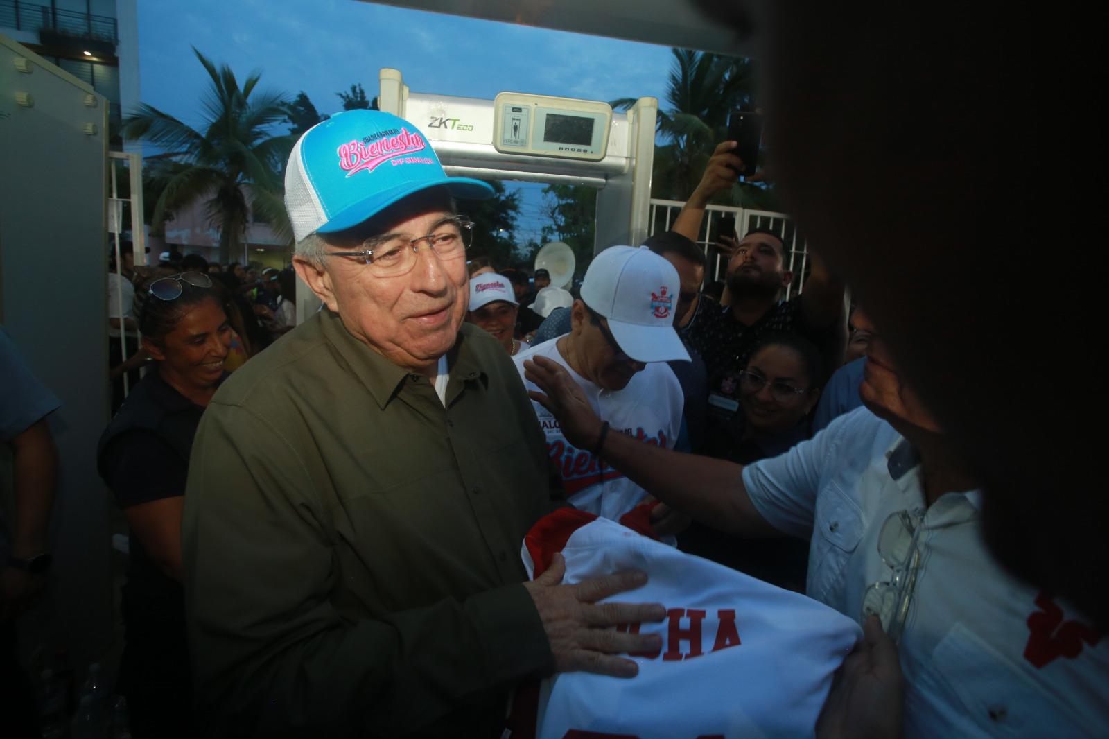 $!Entre la multitud llega el Gobernador Rocha Moya al estadio para el Cuadrangular del Bienestar