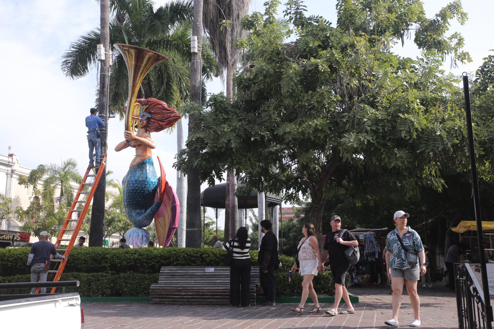 $!Inicia instalación de primeros monigotes del Carnaval de Mazatlán 2026