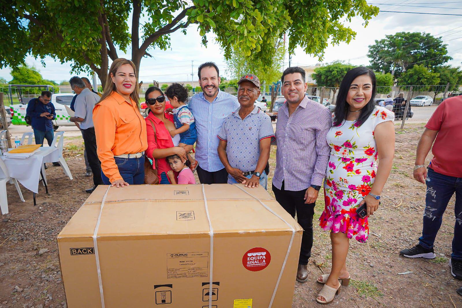 $!‘Equipa Sinaloa’ llega por primera vez a Juan José Ríos con apoyos a microempresarios