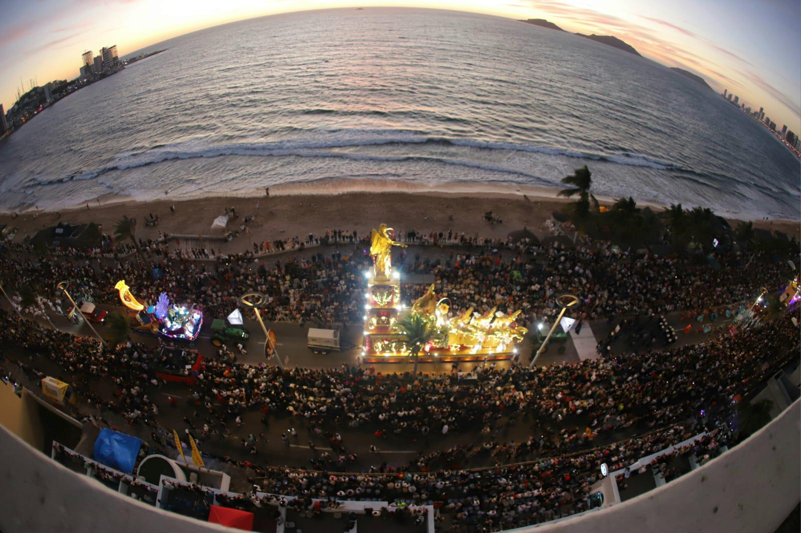 $!Más de 500 mil personas llenan el malecón en el primer desfile del Carnaval de Mazatlán 2026