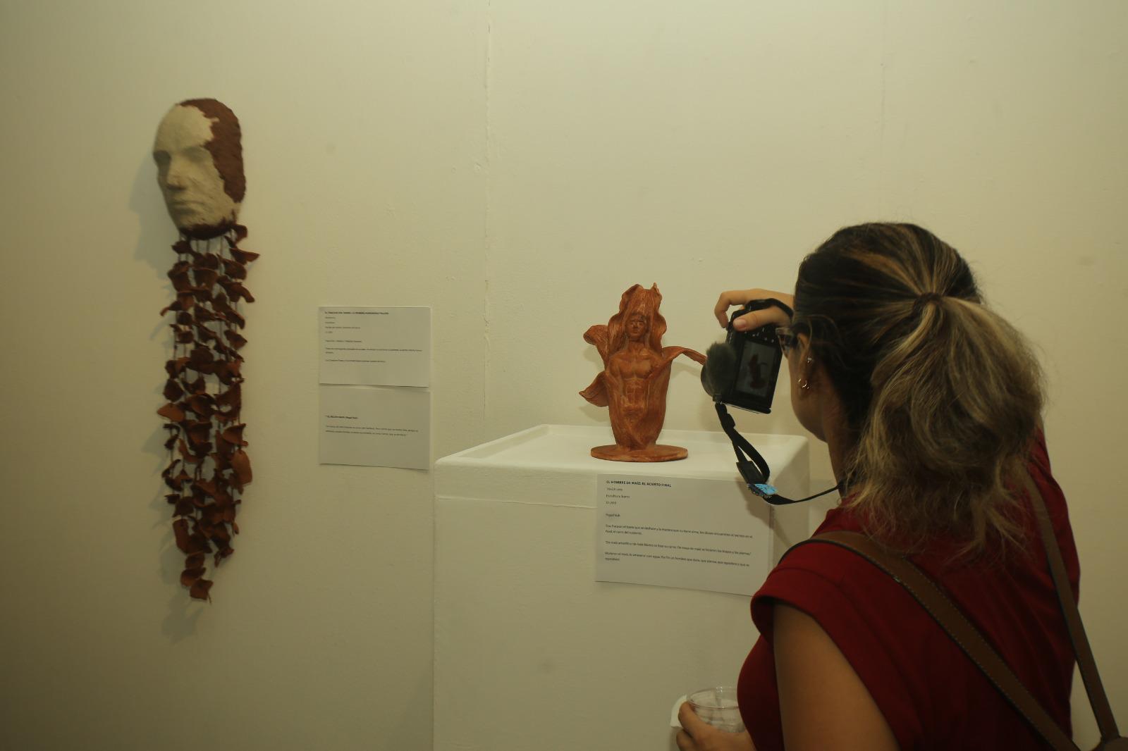 $!La exposición reúne alrededor de 20 piezas, elaboradas con técnicas como óleo, acrílico, acuarela, carboncillo, collage, dibujo y escultura.