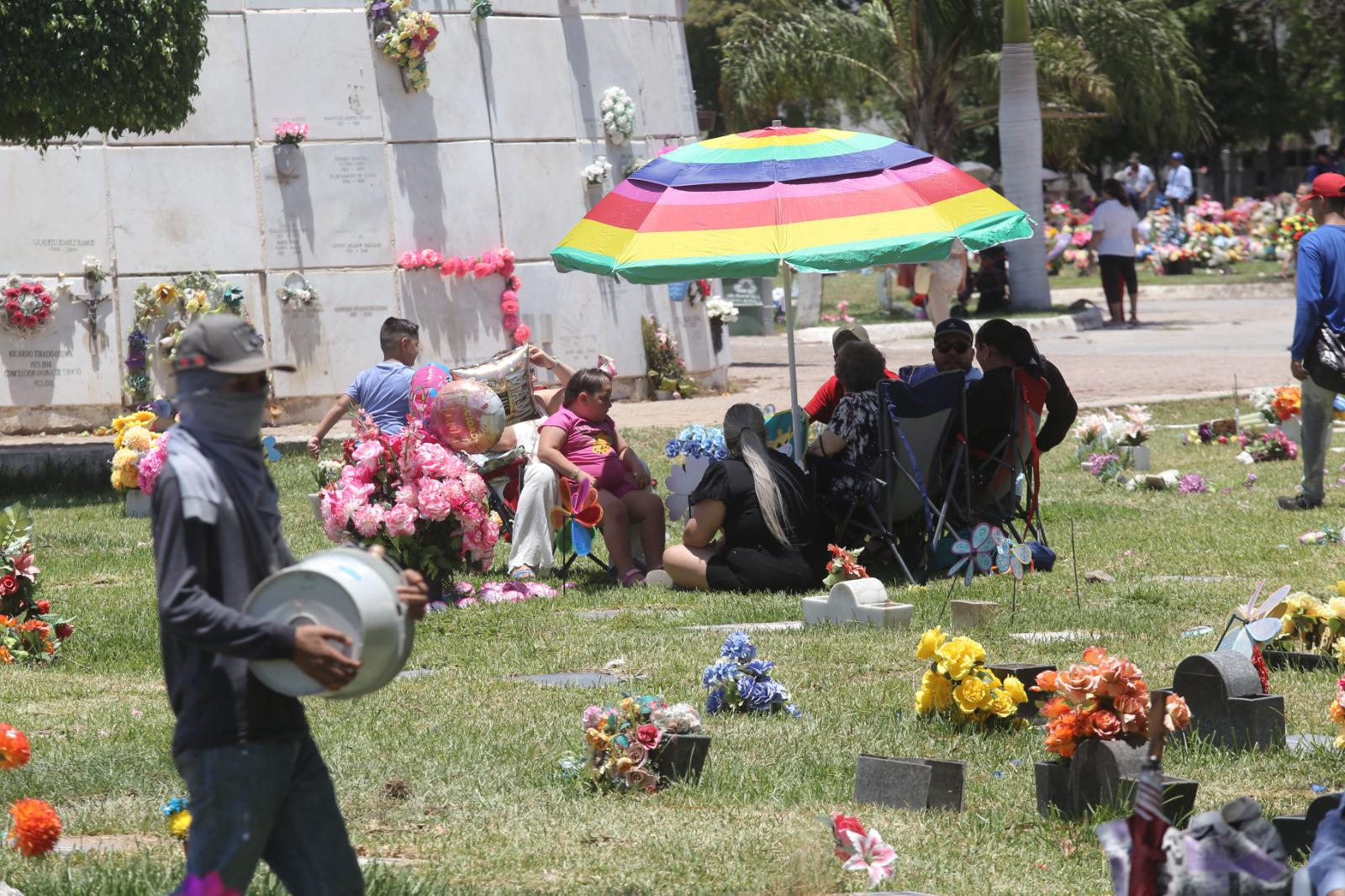 $!Mazatlecos se dan cita en panteones de la ciudad para festejar a las mamás del cielo