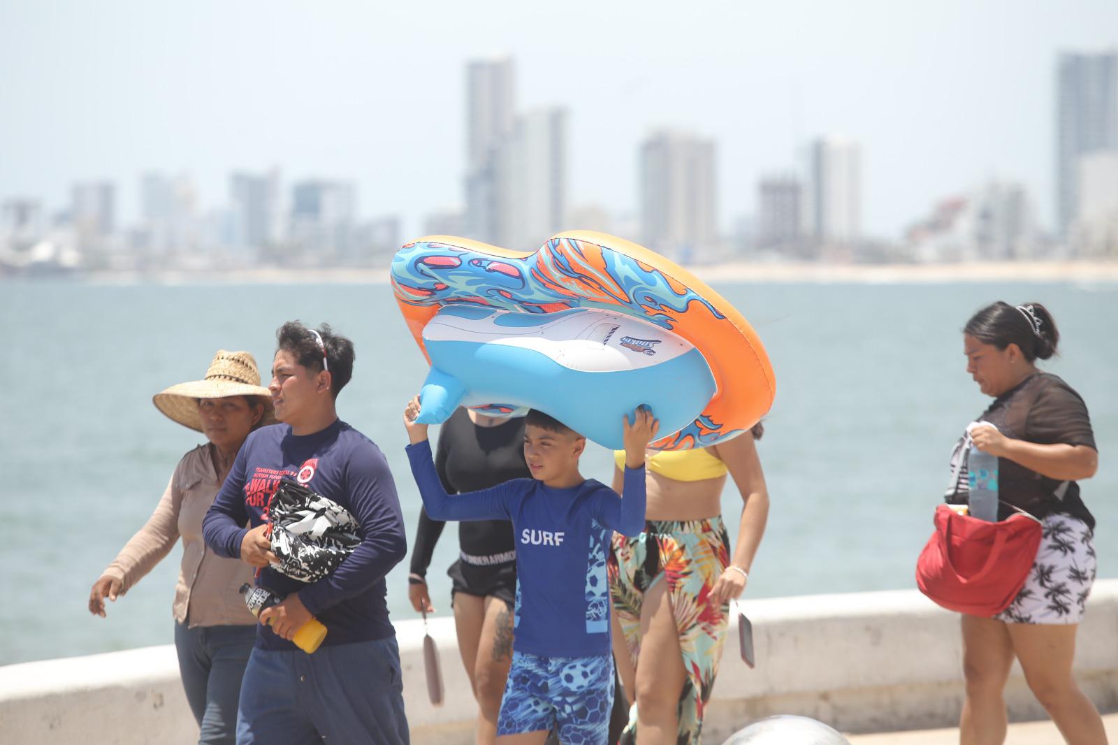 $!Turismo nacional se apodera de la zona costera de Mazatlán durante el fin de semana