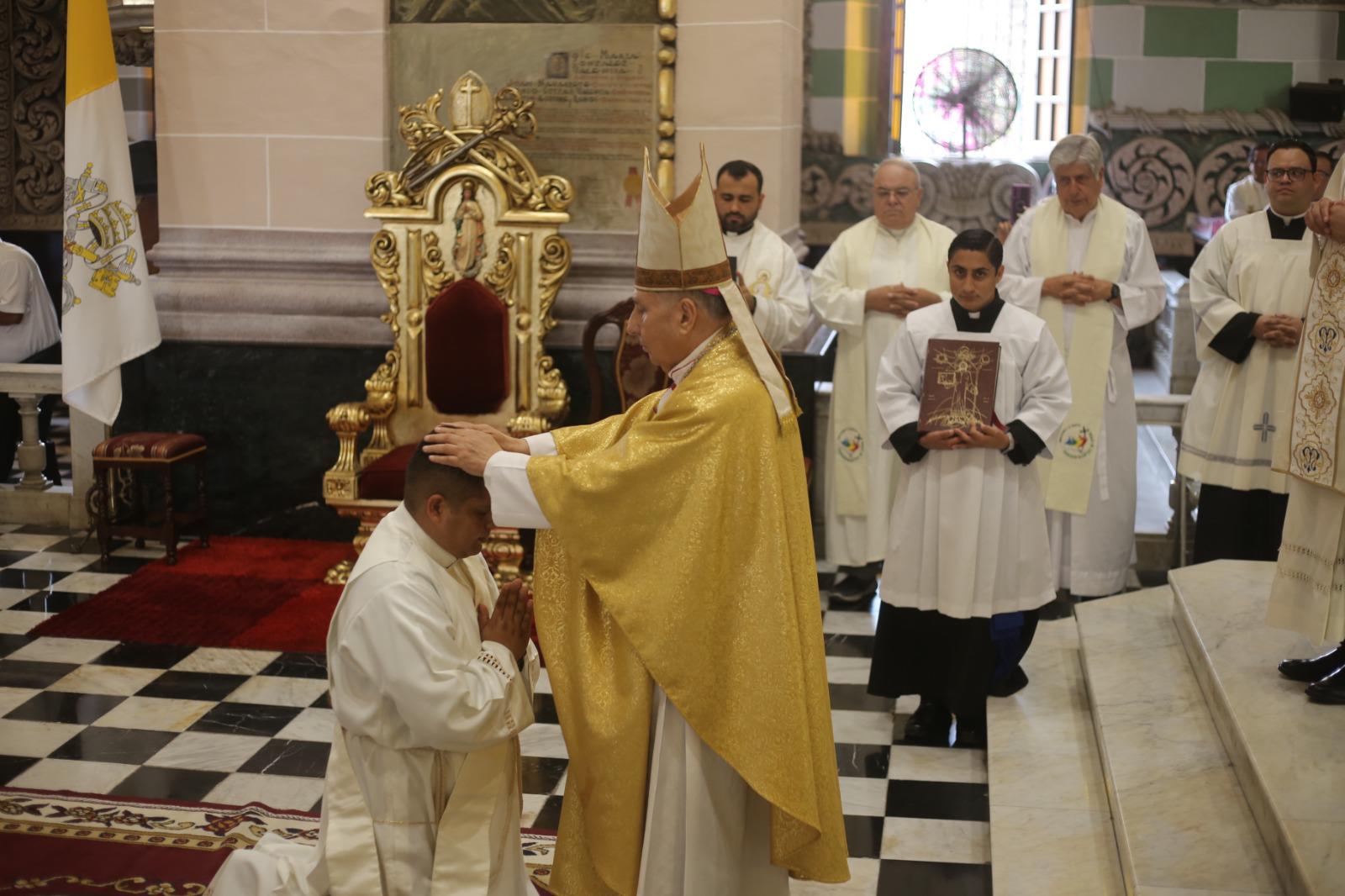 $!Ordenan a Sergio Armando como presbítero; Obispo de Mazatlán agradece por 29 años de su labor