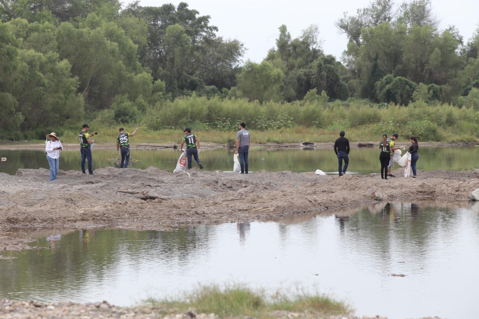 $!Cientos de personas se reúnen a limpiar el río Presidio en Mazatlán