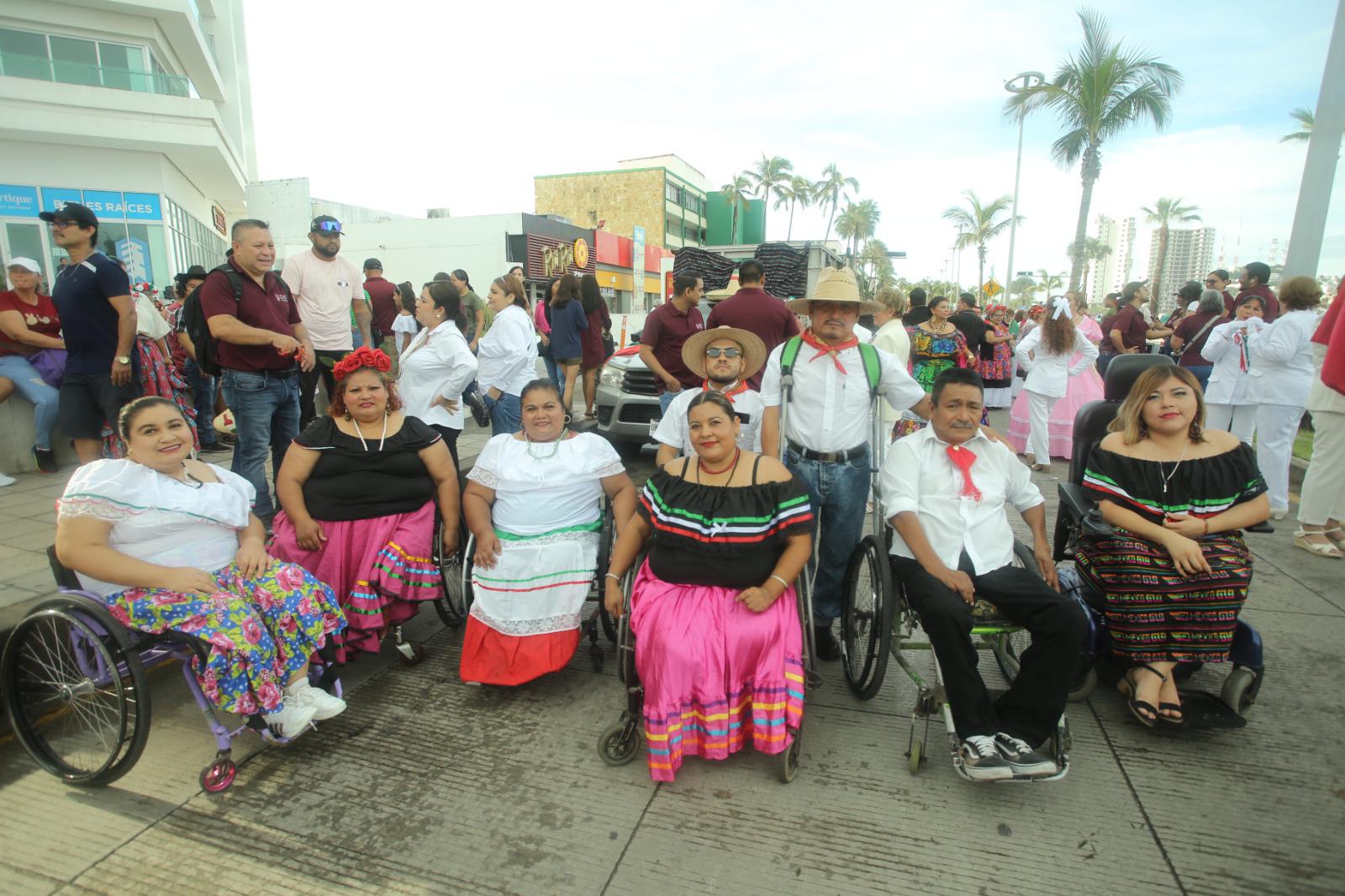 $!Con fervor patrio realizaron su recorrido los integrantes del DIF Municipal.