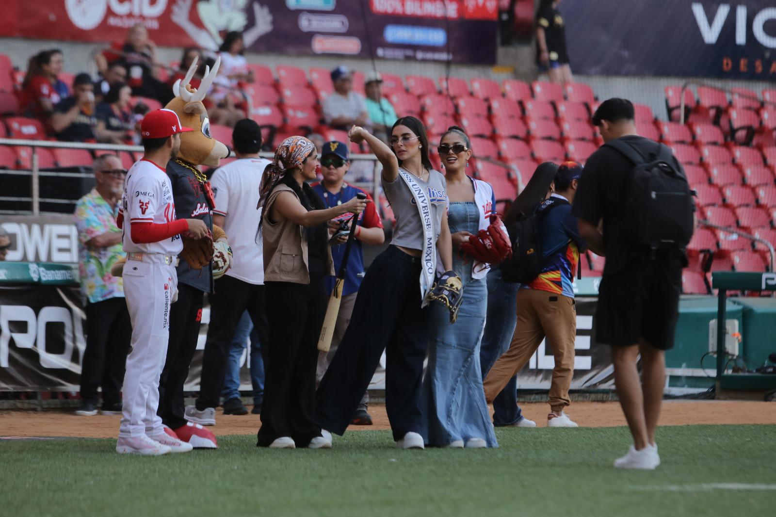 $!Miss Universe México 2026 realiza primer lanzamiento previo a juego dominical entre Venados y Charros en Mazatlán