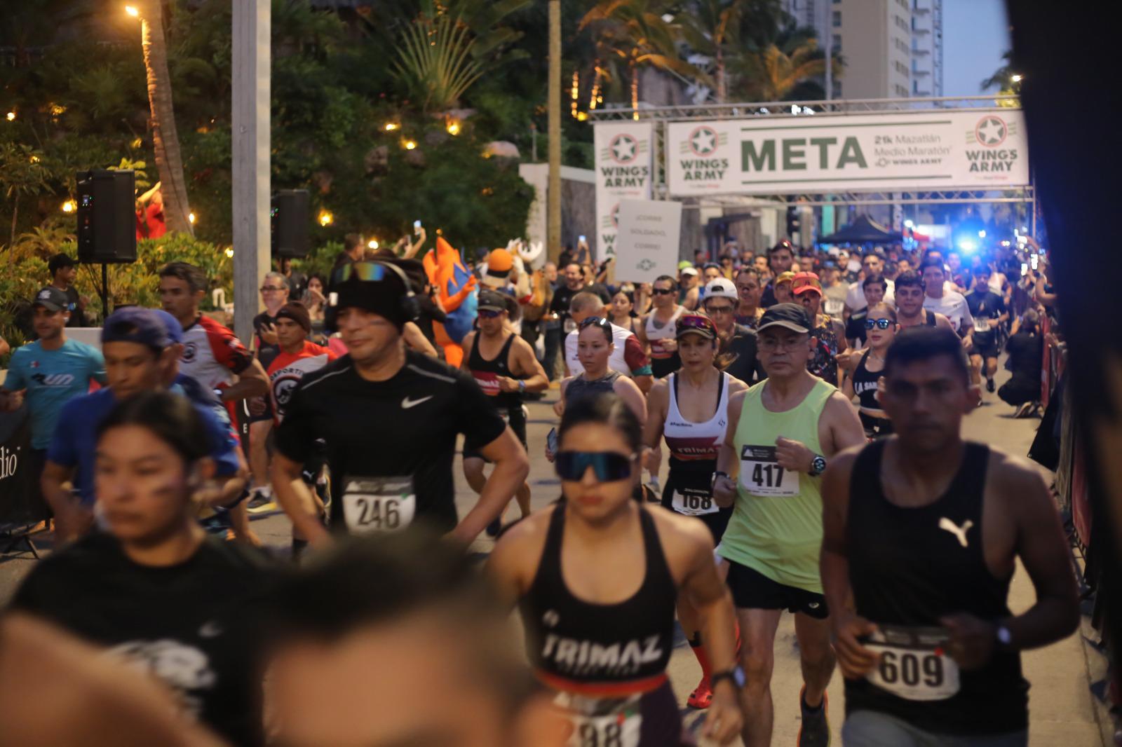 $!Olímpico Juan Luis Barrios conquista el Medio Maratón Mazatlán