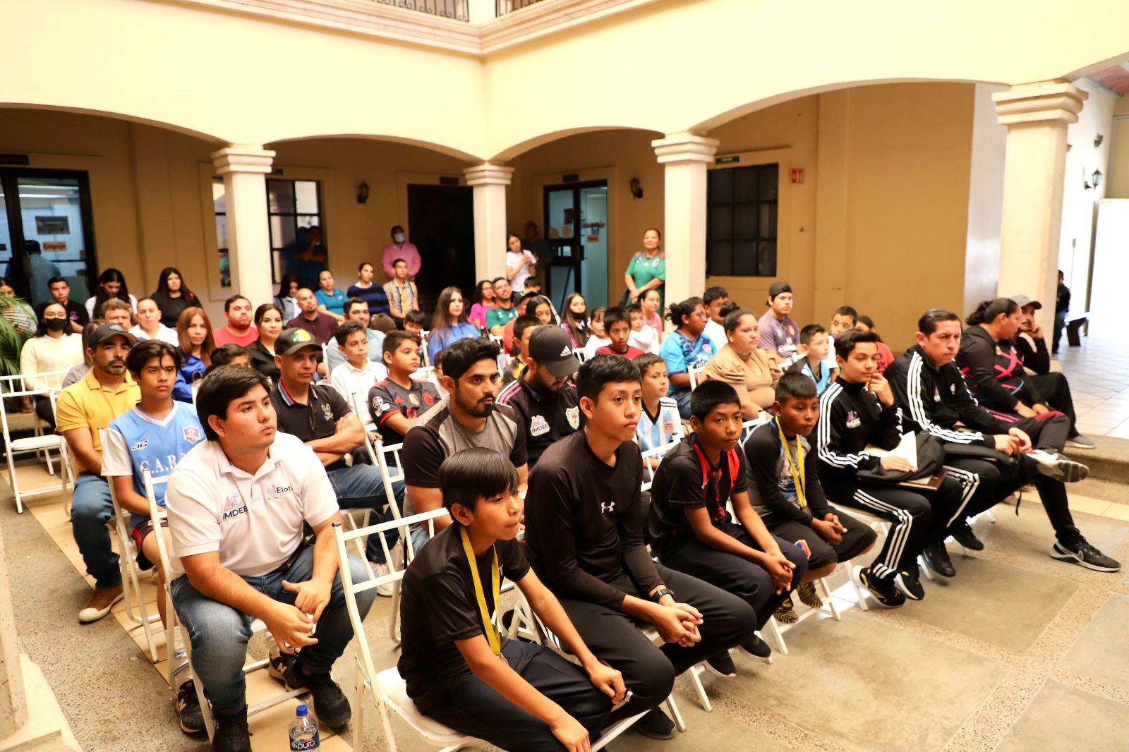 $!Recibe el taekwondoín Francisco Campaña el Premio Municipal del Deporte Elota 2022