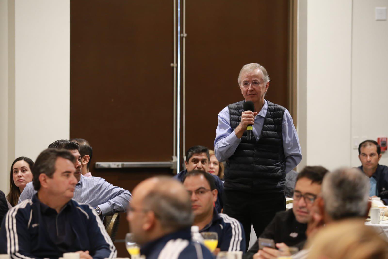 $!En la ponencia el empresario Rodolfo Madero felicitó al chef por su amena charla.