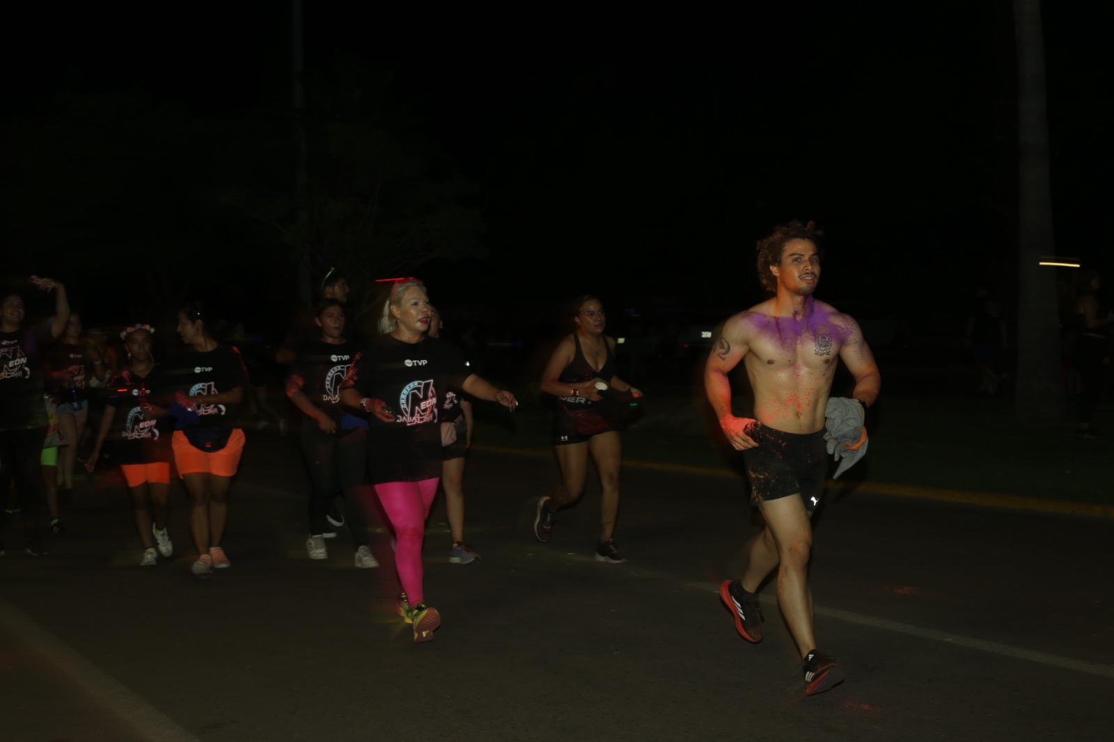 $!Mazatlecos y turistas disfrutan de fiesta de color en Carrera Neón TVP