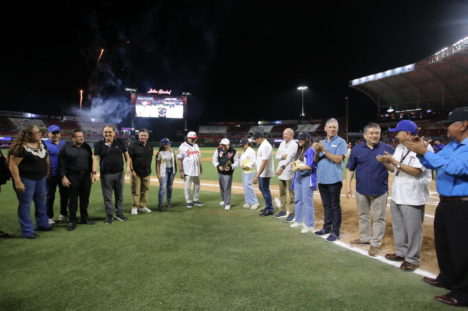 $!Recibe empresario Leovi Carranza Premio Orgullo Mazatlán 2025