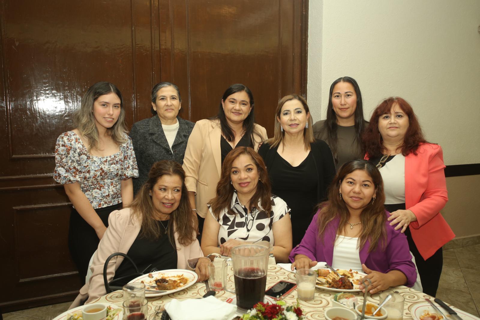 $!La festejada de la noche entre sus compañeras.