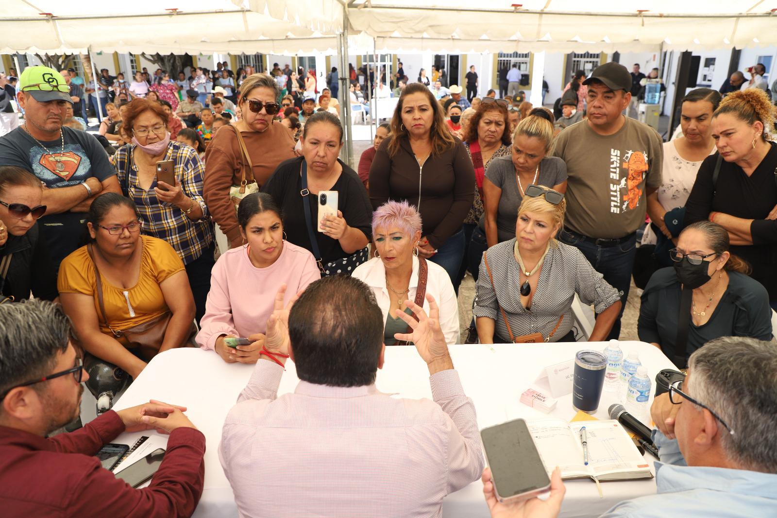 $!Tianguistas de la Flores Magón se manifiestan en Ayuntamiento de Mazatlán