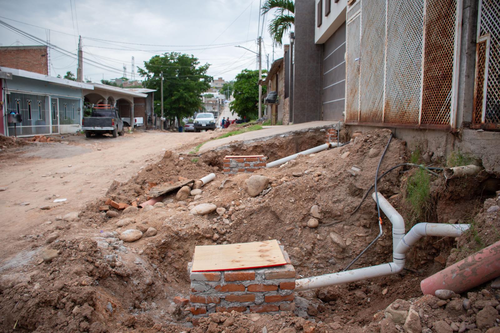$!Vecinos supervisan avances en obras de pavimentación en Culiacán