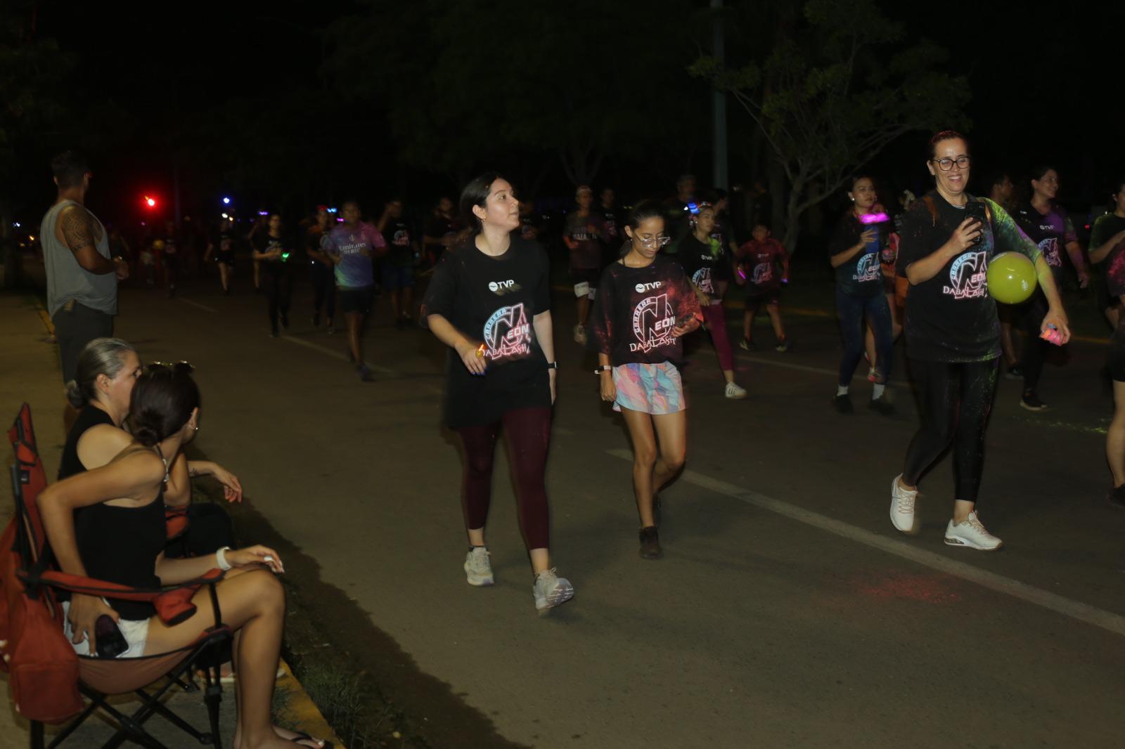 $!Mazatlecos y turistas disfrutan de fiesta de color en Carrera Neón TVP