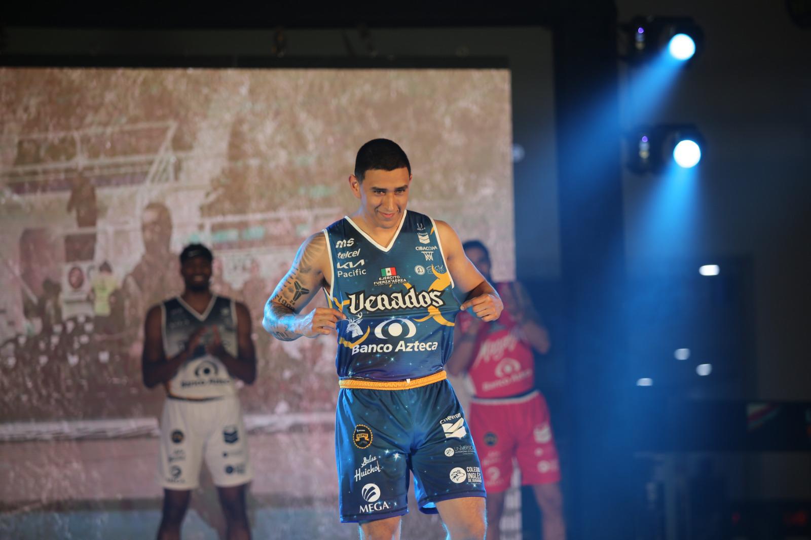 $!Eliseo Murrieta con el uniforme que conmemora el Eclipse Total de Sol.