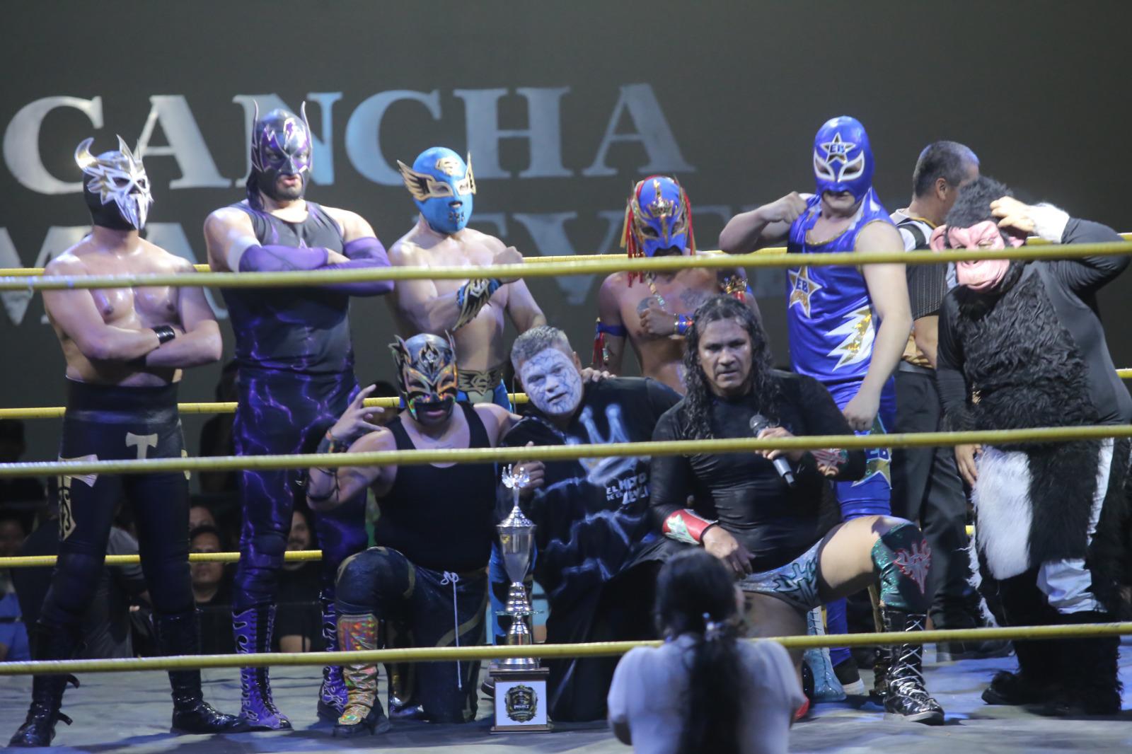 $!Artimañas permiten triunfo sobre Shocker en función de lucha libre