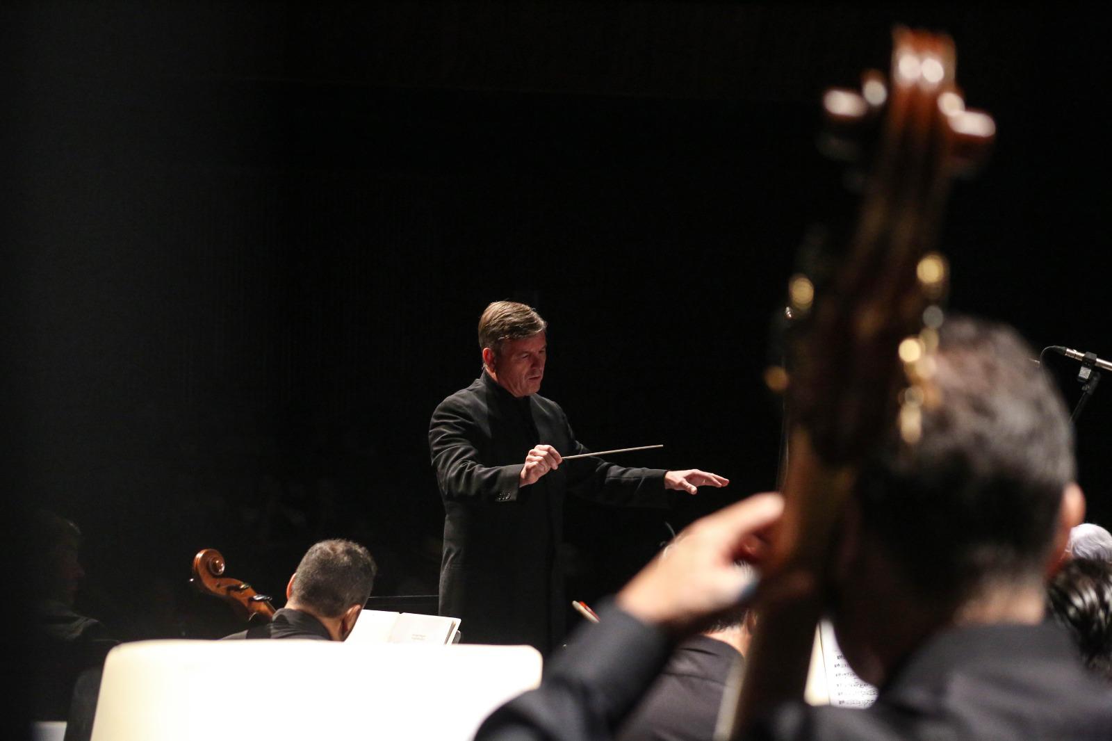 $!El director huésped Joachim Gustafsson condujo a la OSSLA en el Teatro Pablo de Villavicencio.