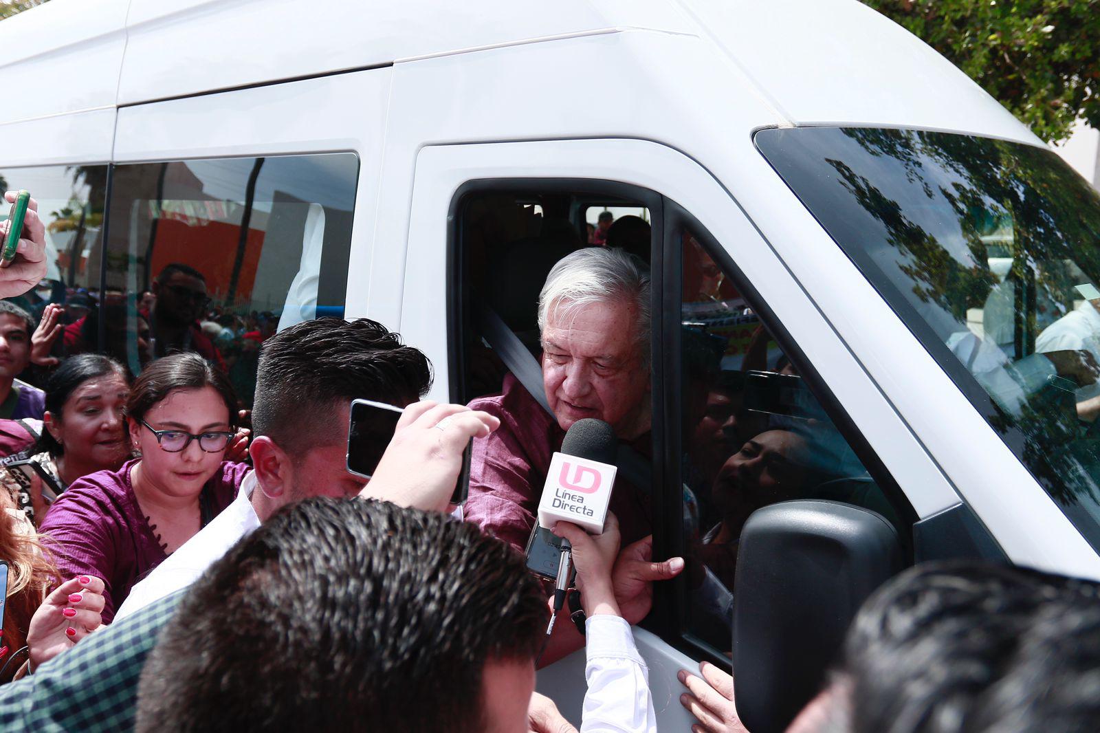 $!A puerta cerrada, AMLO se reúne con Servidores de la Nación en Culiacán